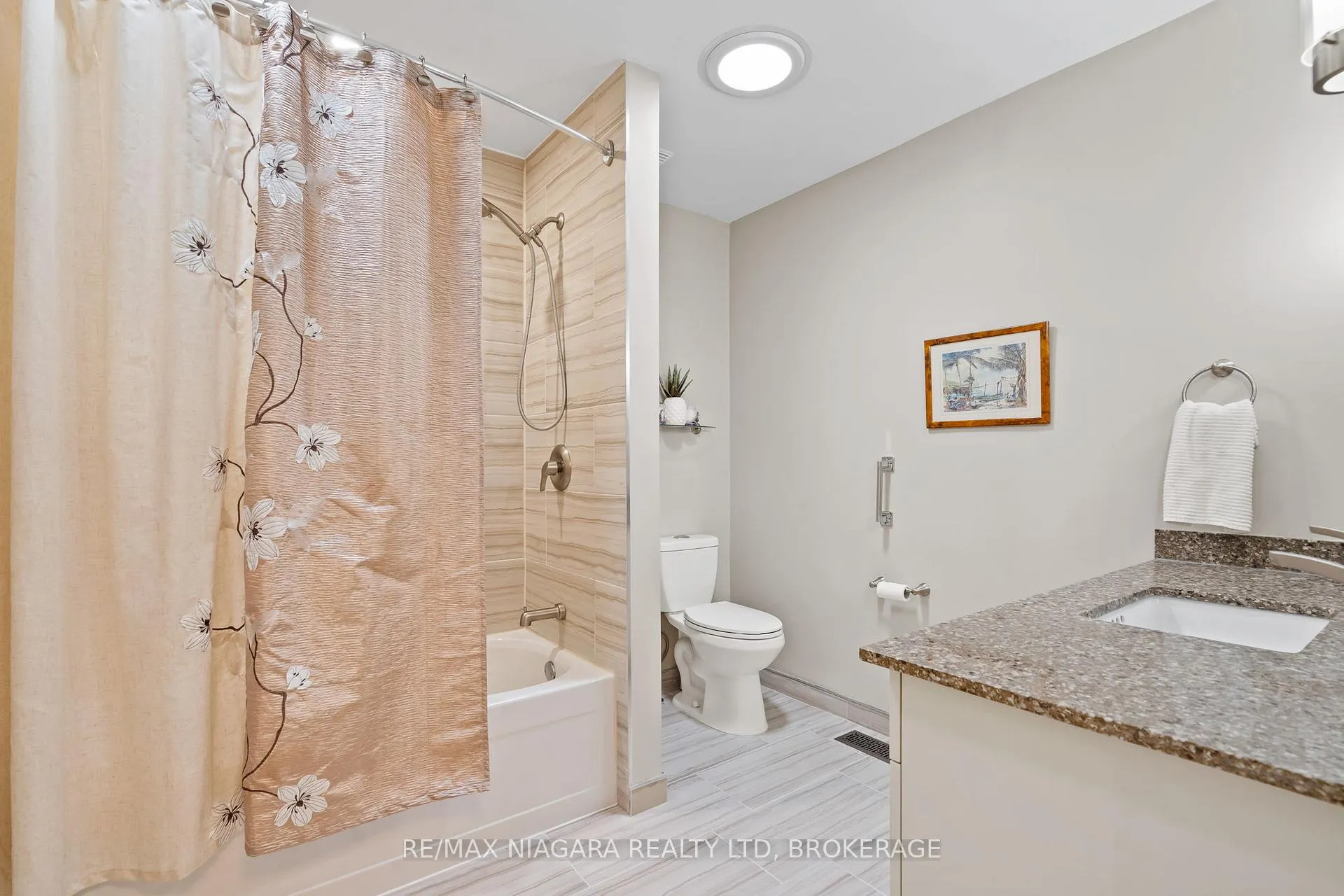 Photo 24 of 15 Deerpark Crescent N, Brampton, Brampton West — HOMEH