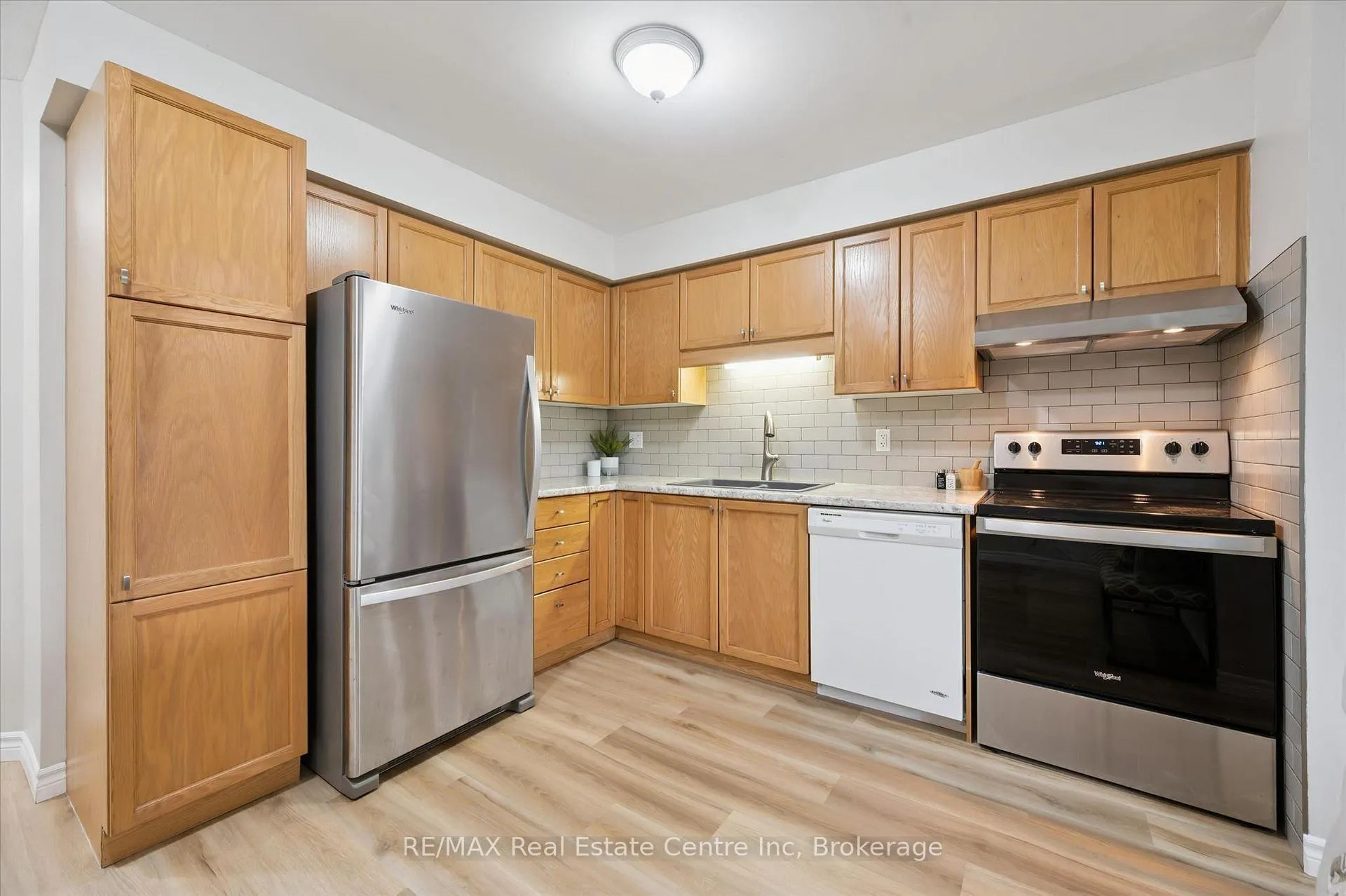 Photo 5 of Unit 44, 124 Gosling Gardens, Guelph, Clairfields/Hanlon Business Park — HOMEH