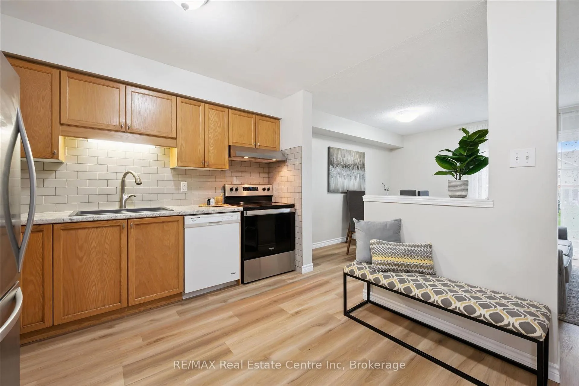 Photo 6 of Unit 44, 124 Gosling Gardens, Guelph, Clairfields/Hanlon Business Park — HOMEH