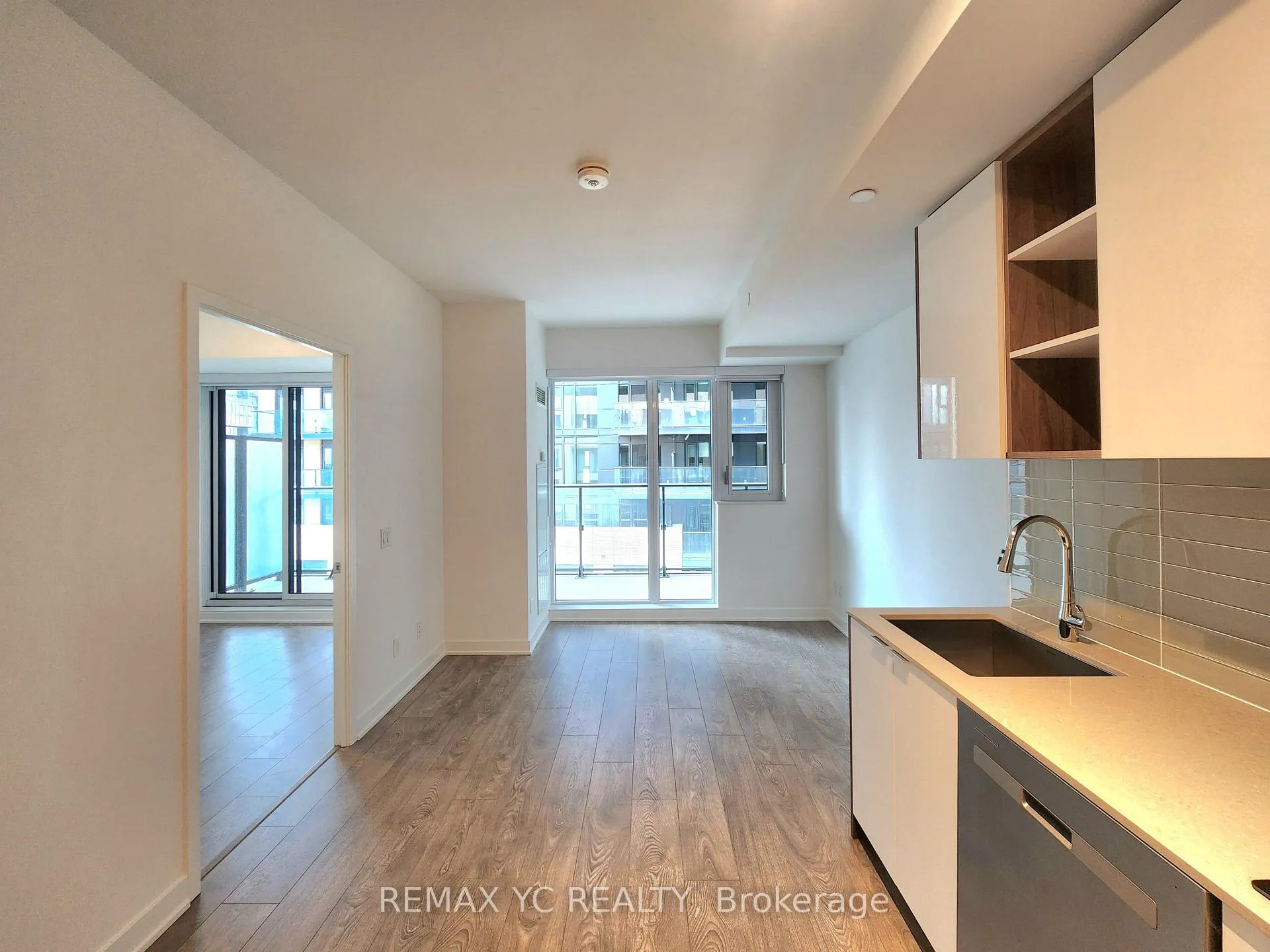 Front of Unit 915, 543 Richmond Street W
