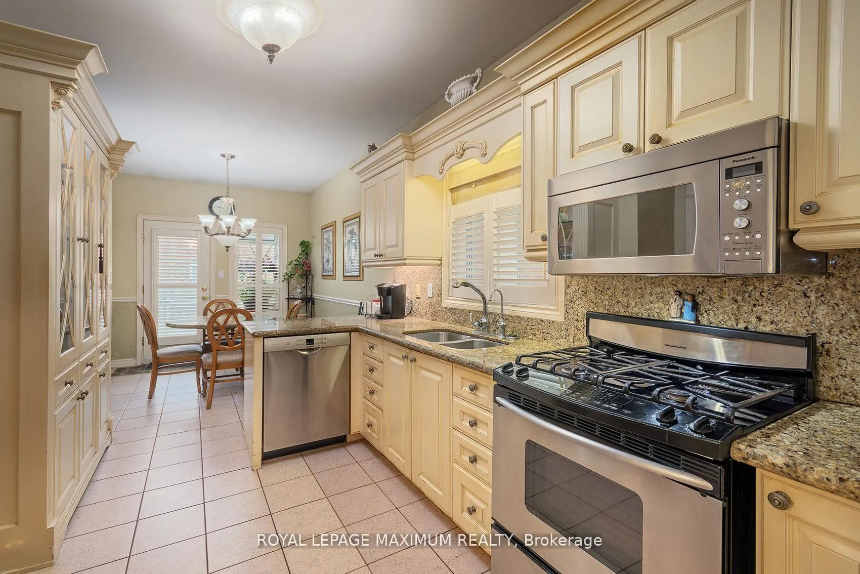 Photo 11 of 14 Mustang Road, Vaughan, Maple — HOMEH
