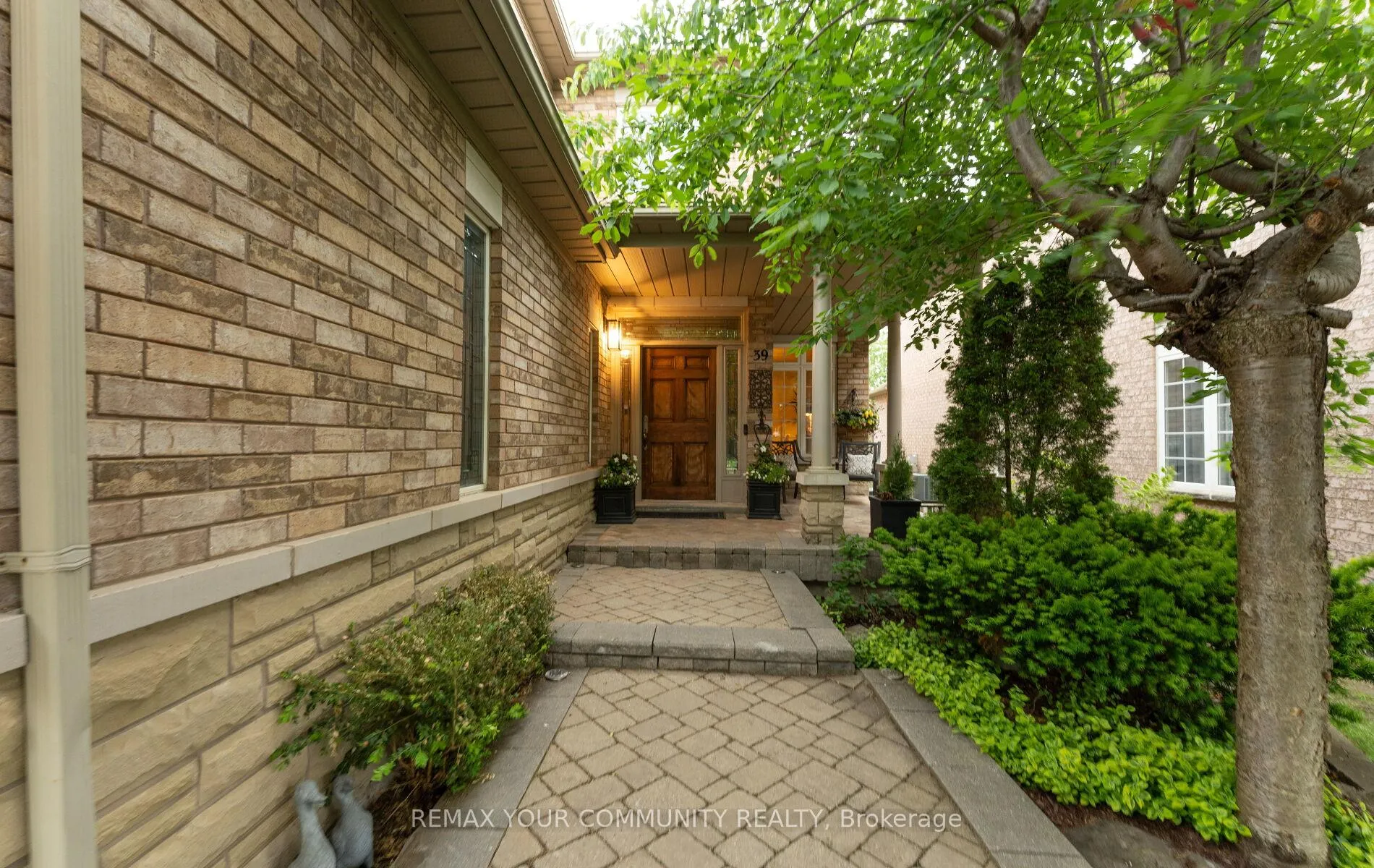 Photo 2 of 39 Raintree Crescent, Richmond Hill, Oak Ridges — HOMEH