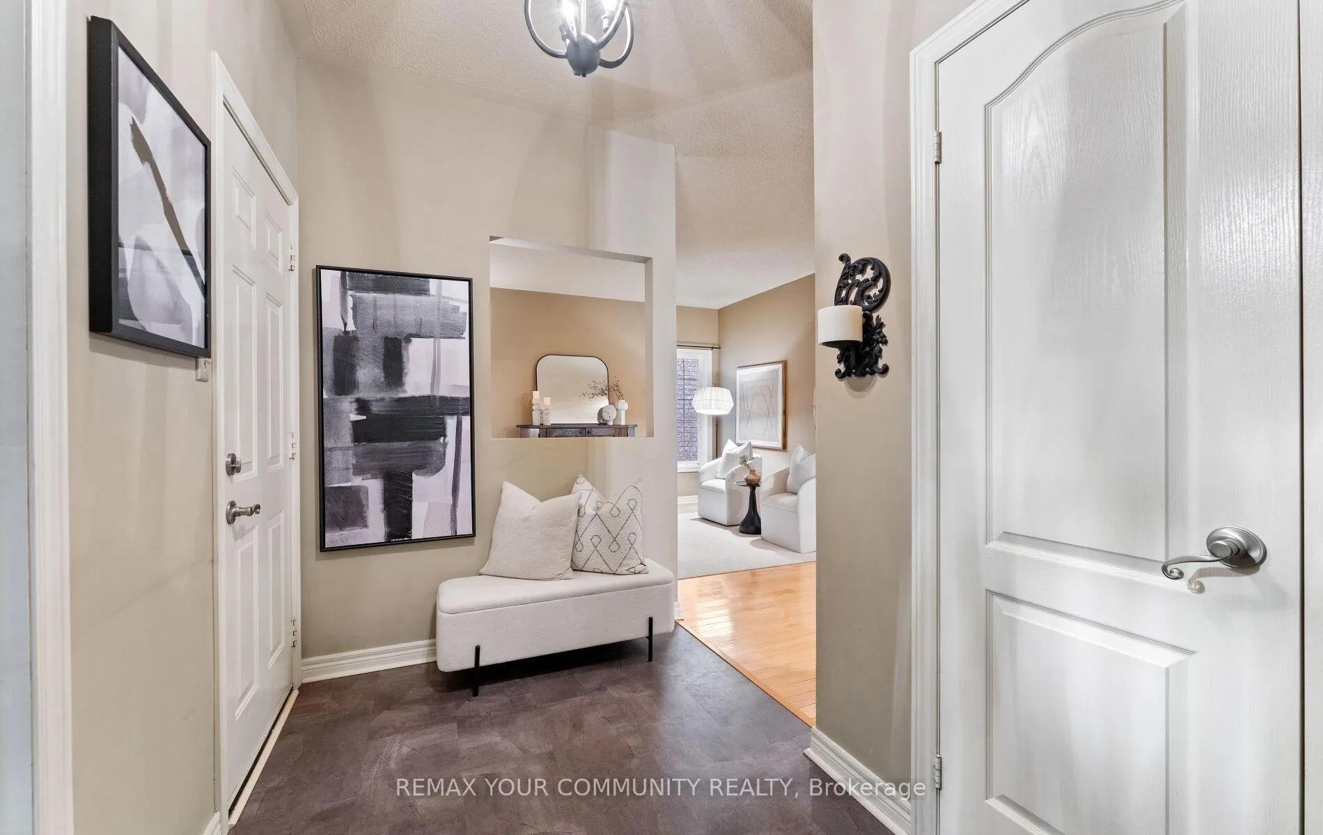Photo 5 of 39 Raintree Crescent, Richmond Hill, Oak Ridges — HOMEH