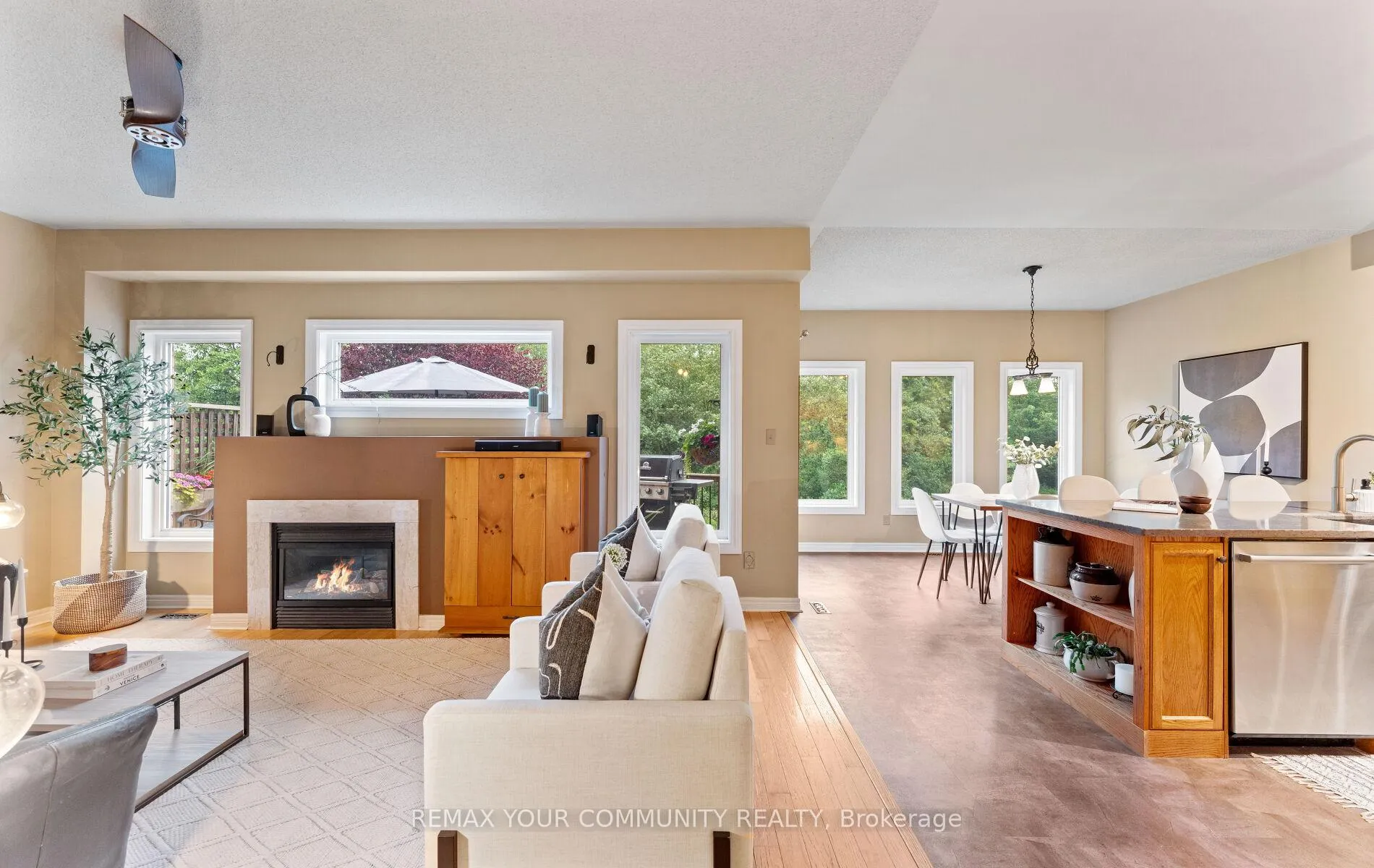Photo 10 of 39 Raintree Crescent, Richmond Hill, Oak Ridges — HOMEH