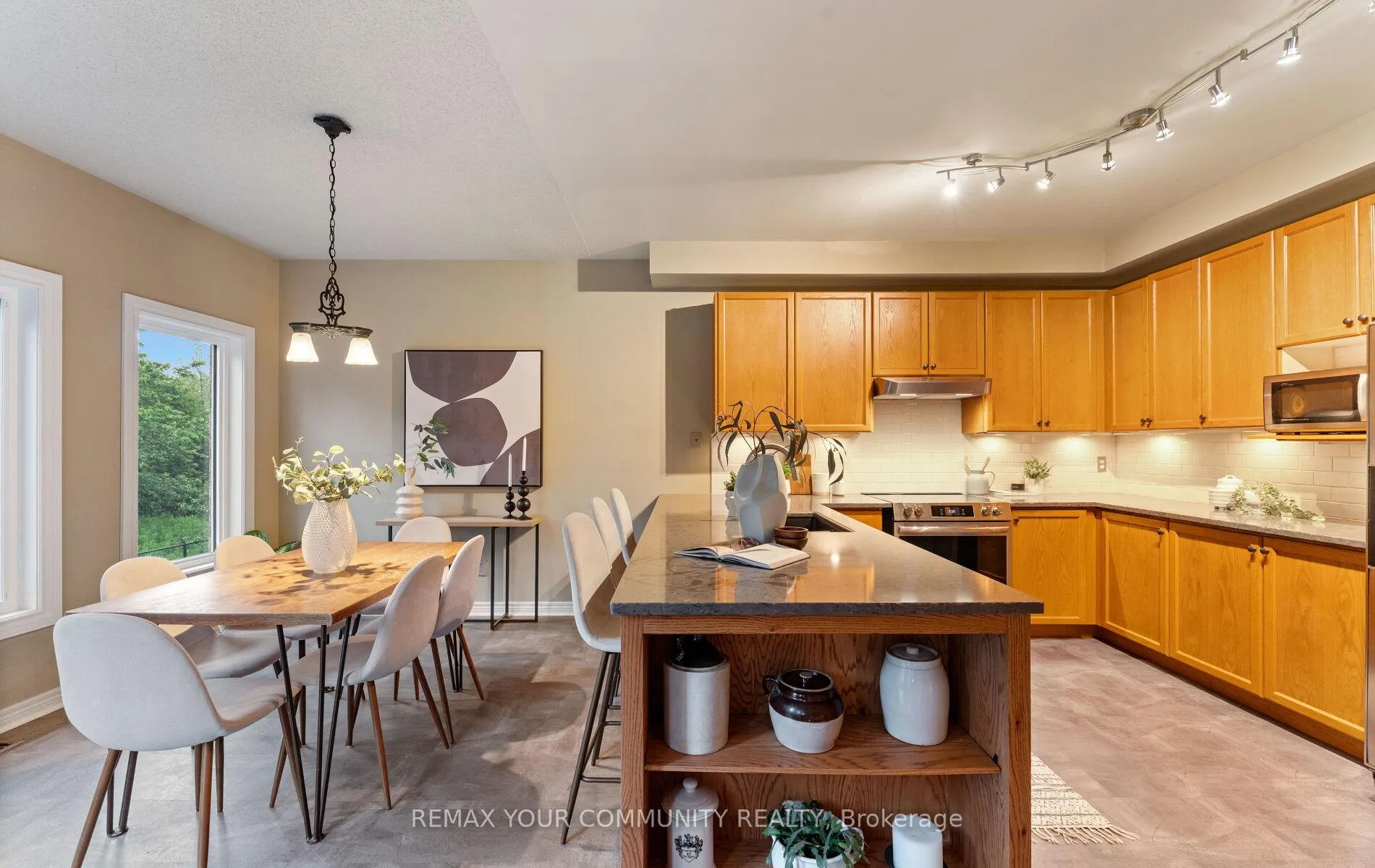 Photo 13 of 39 Raintree Crescent, Richmond Hill, Oak Ridges — HOMEH