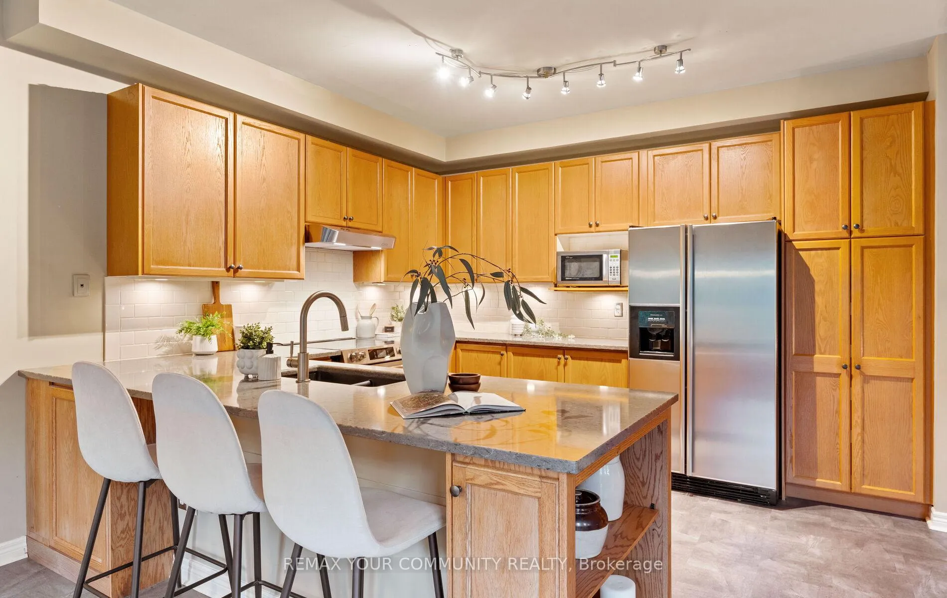 Photo 16 of 39 Raintree Crescent, Richmond Hill, Oak Ridges — HOMEH