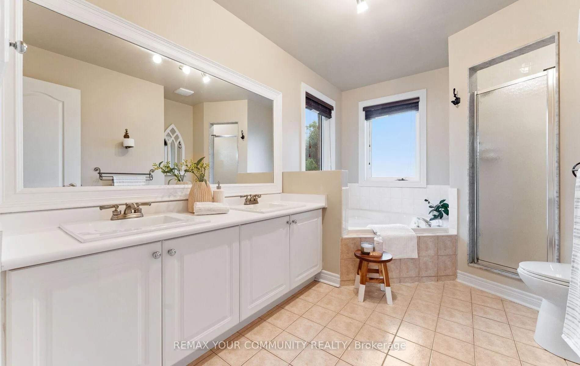 Photo 22 of 39 Raintree Crescent, Richmond Hill, Oak Ridges — HOMEH