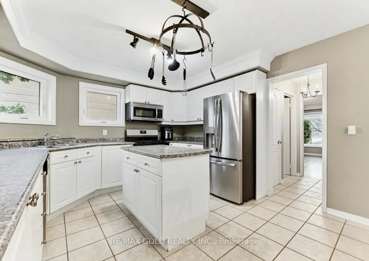 Photo 12 of 2441 Capilano Crescent, Oakville, River Oaks — HOMEH