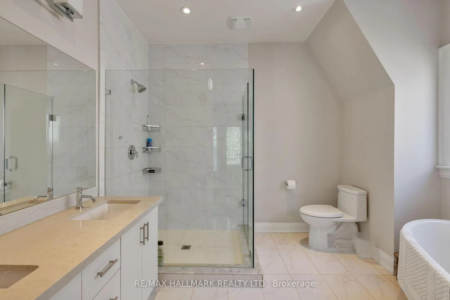 Photo 23 of 194 Erskine Avenue, Toronto, Mount Pleasant East — HOMEH