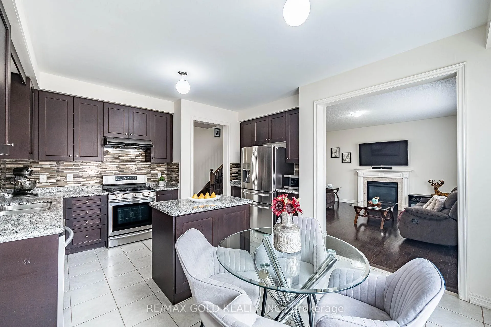 Photo 12 of 14 Lloyd Crescent, Brampton, Northwest Brampton — HOMEH