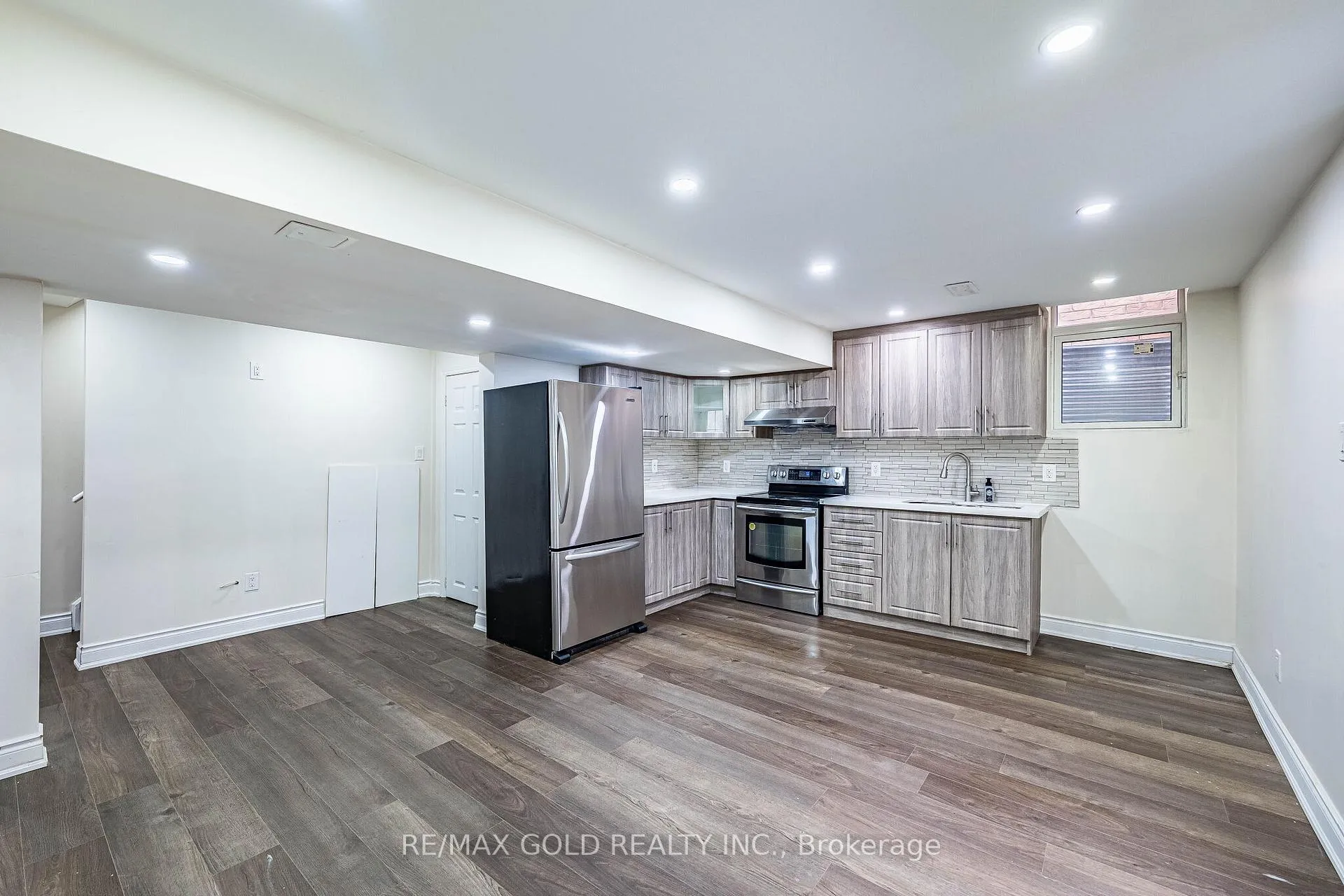 Photo 33 of 14 Lloyd Crescent, Brampton, Northwest Brampton — HOMEH