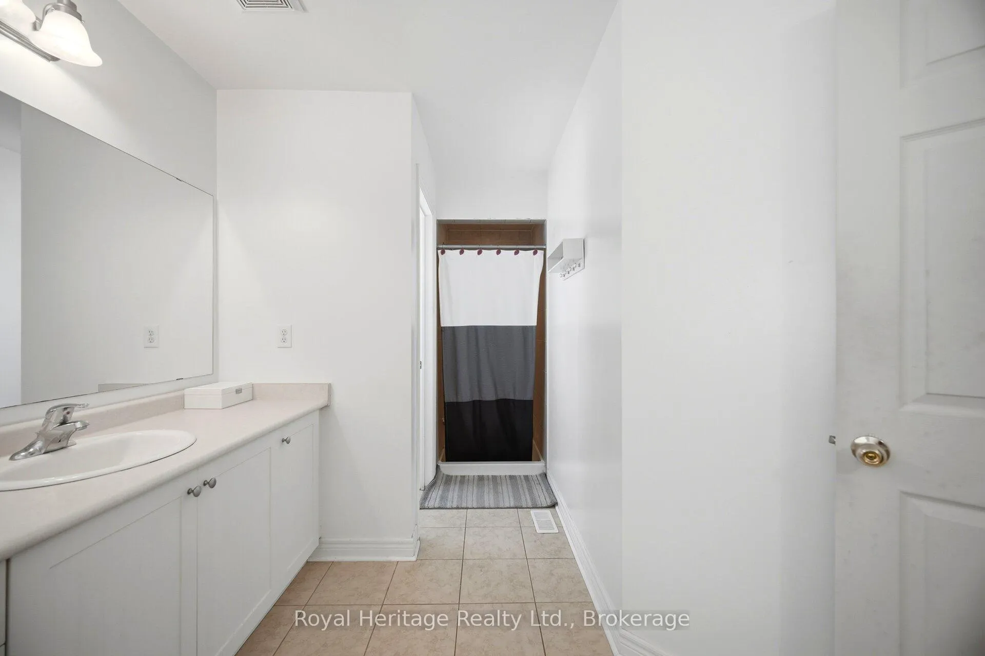 Photo 25 of 824 Fetchison Drive, Oshawa, Taunton — HOMEH