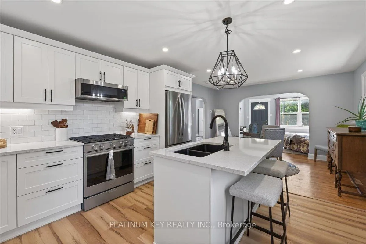 Photo 8 of 662 King Street, Strathroy-Caradoc, Mount Brydges — HOMEH