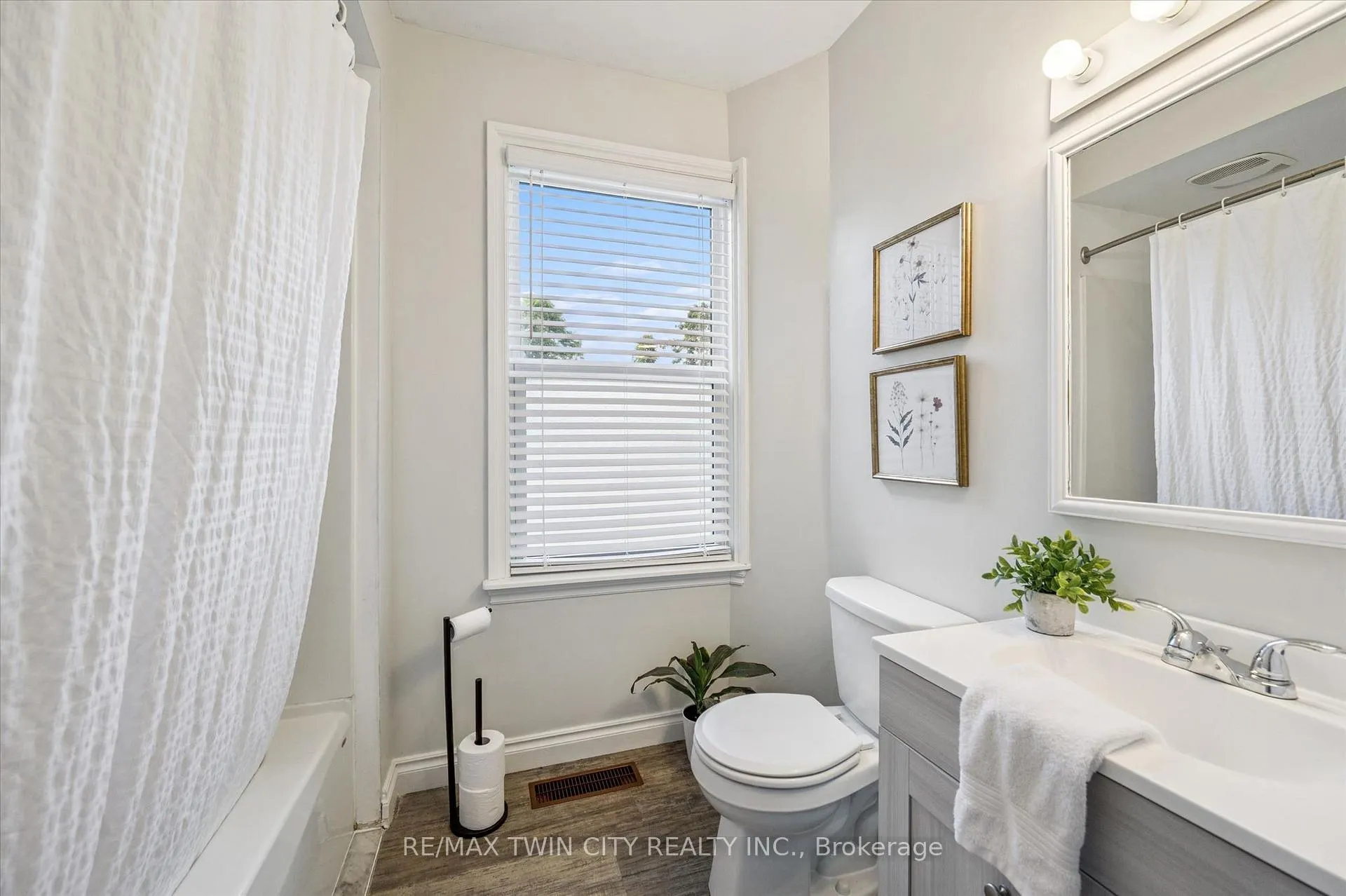 Photo 10 of 8 Cross Street, Brant, Paris — HOMEH