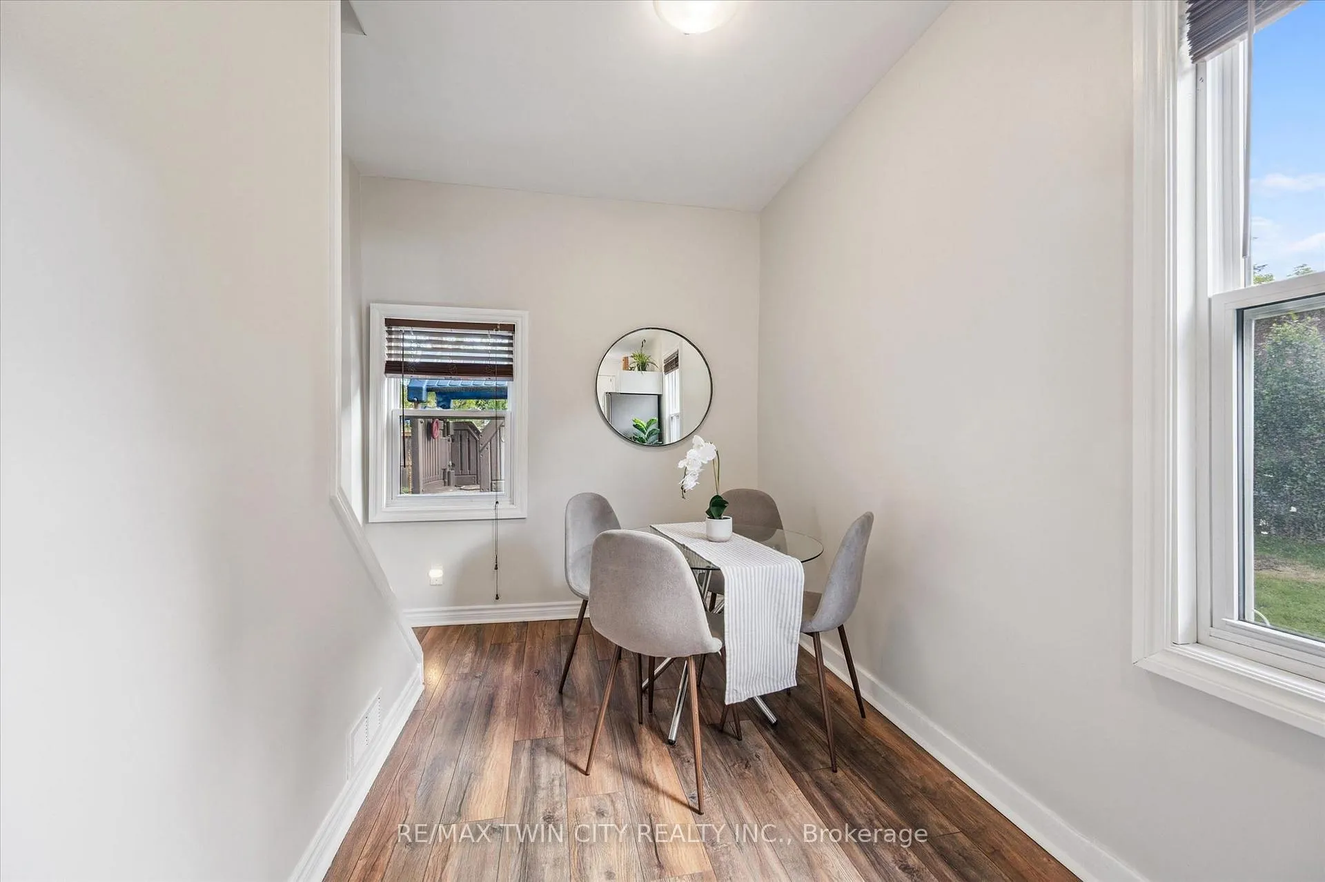 Photo 16 of 8 Cross Street, Brant, Paris — HOMEH
