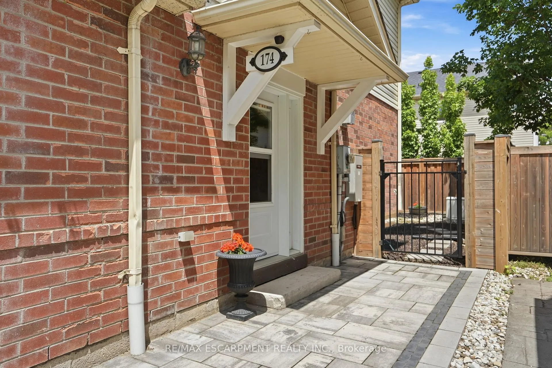 Photo 2 of 174 Fellowes Crescent, Hamilton, Waterdown — HOMEH
