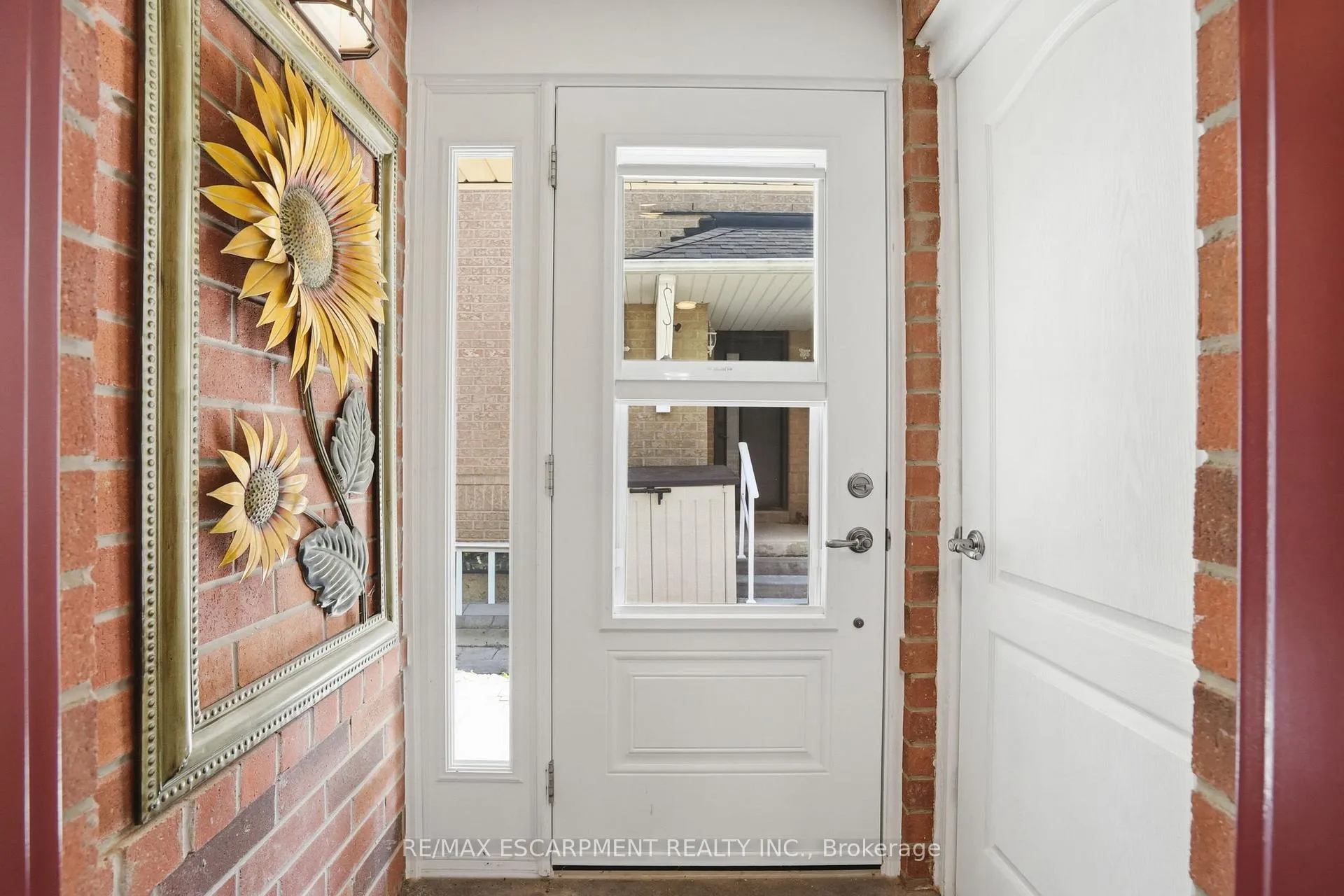 Photo 3 of 174 Fellowes Crescent, Hamilton, Waterdown — HOMEH