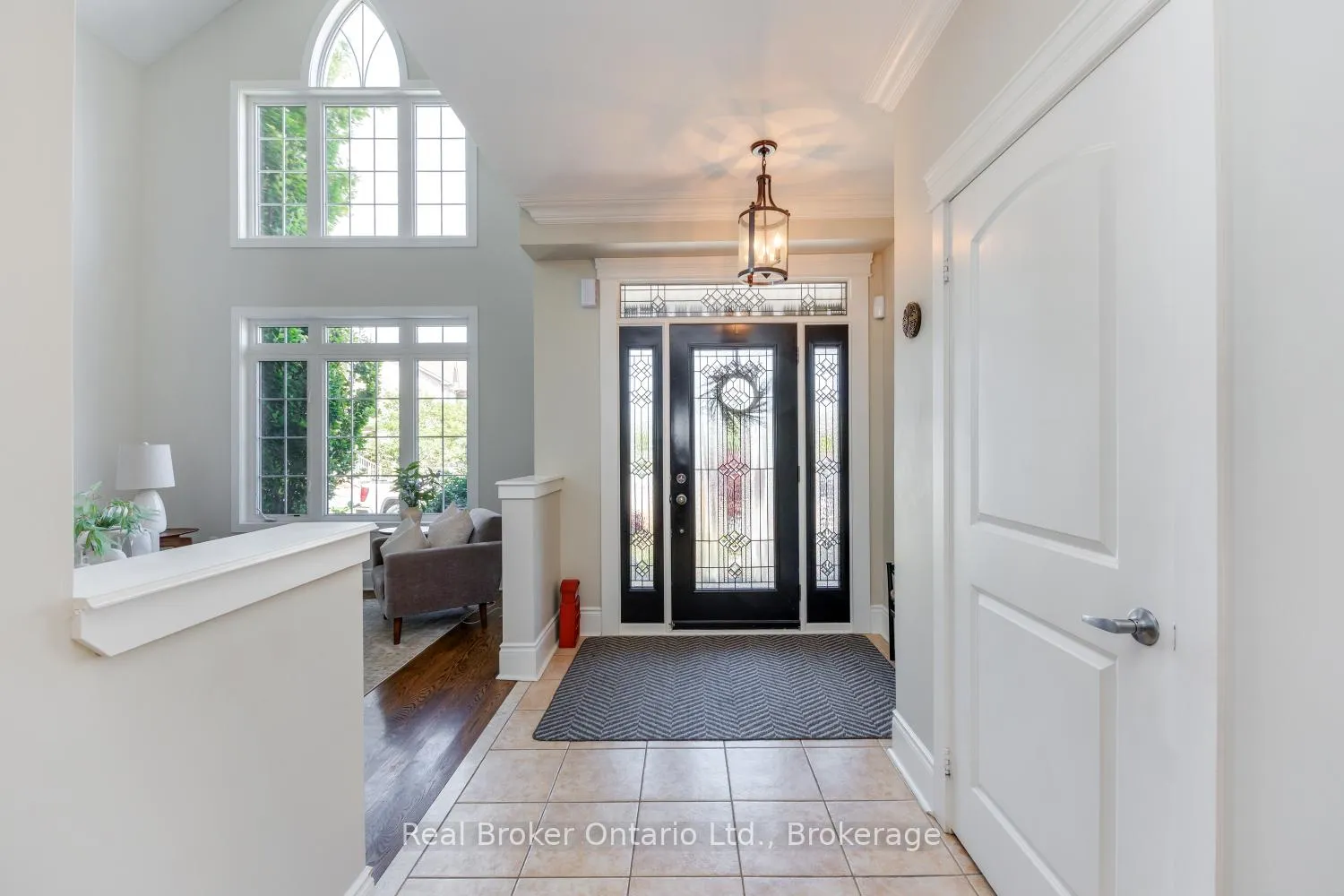 Photo 7 of 52 Brough Court, Clarington, Bowmanville — HOMEH