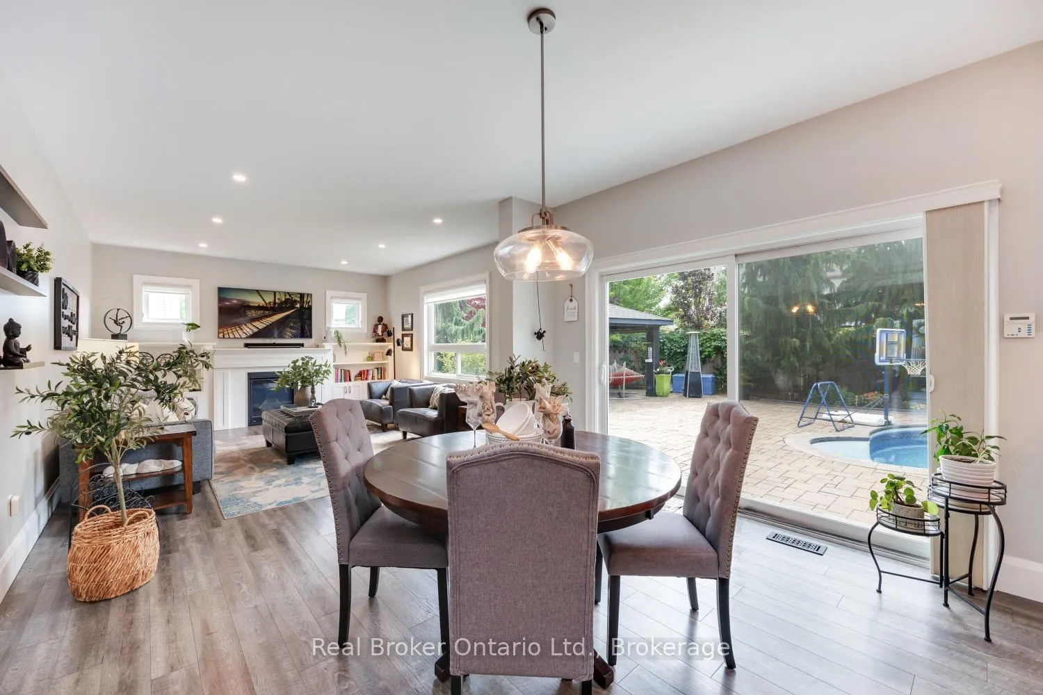 Photo 14 of 52 Brough Court, Clarington, Bowmanville — HOMEH