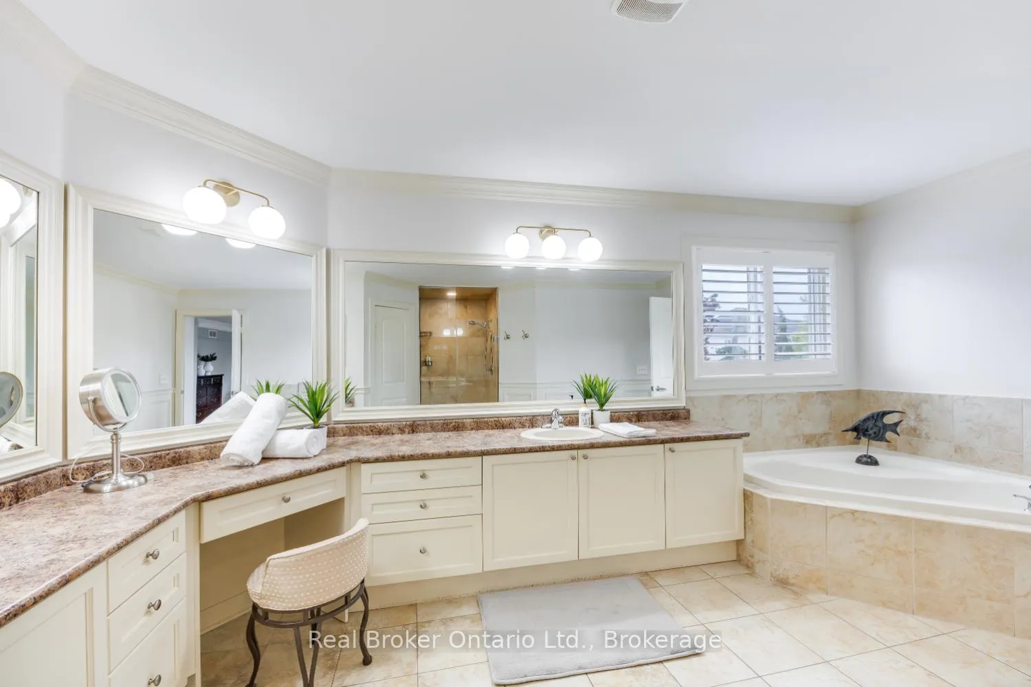 Photo 28 of 52 Brough Court, Clarington, Bowmanville — HOMEH