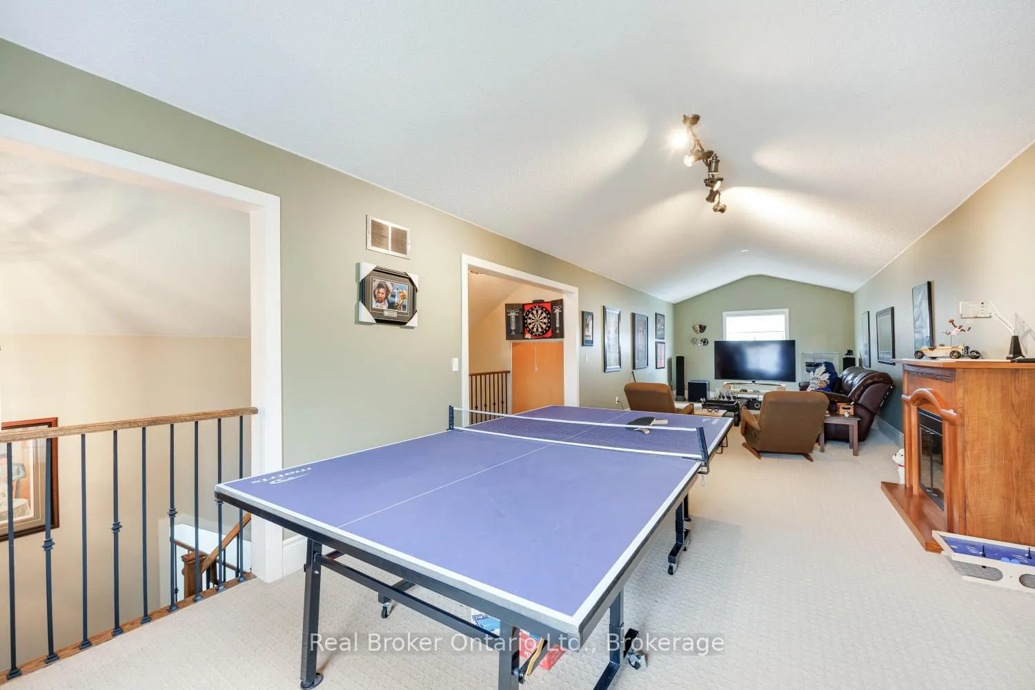 Photo 33 of 52 Brough Court, Clarington, Bowmanville — HOMEH