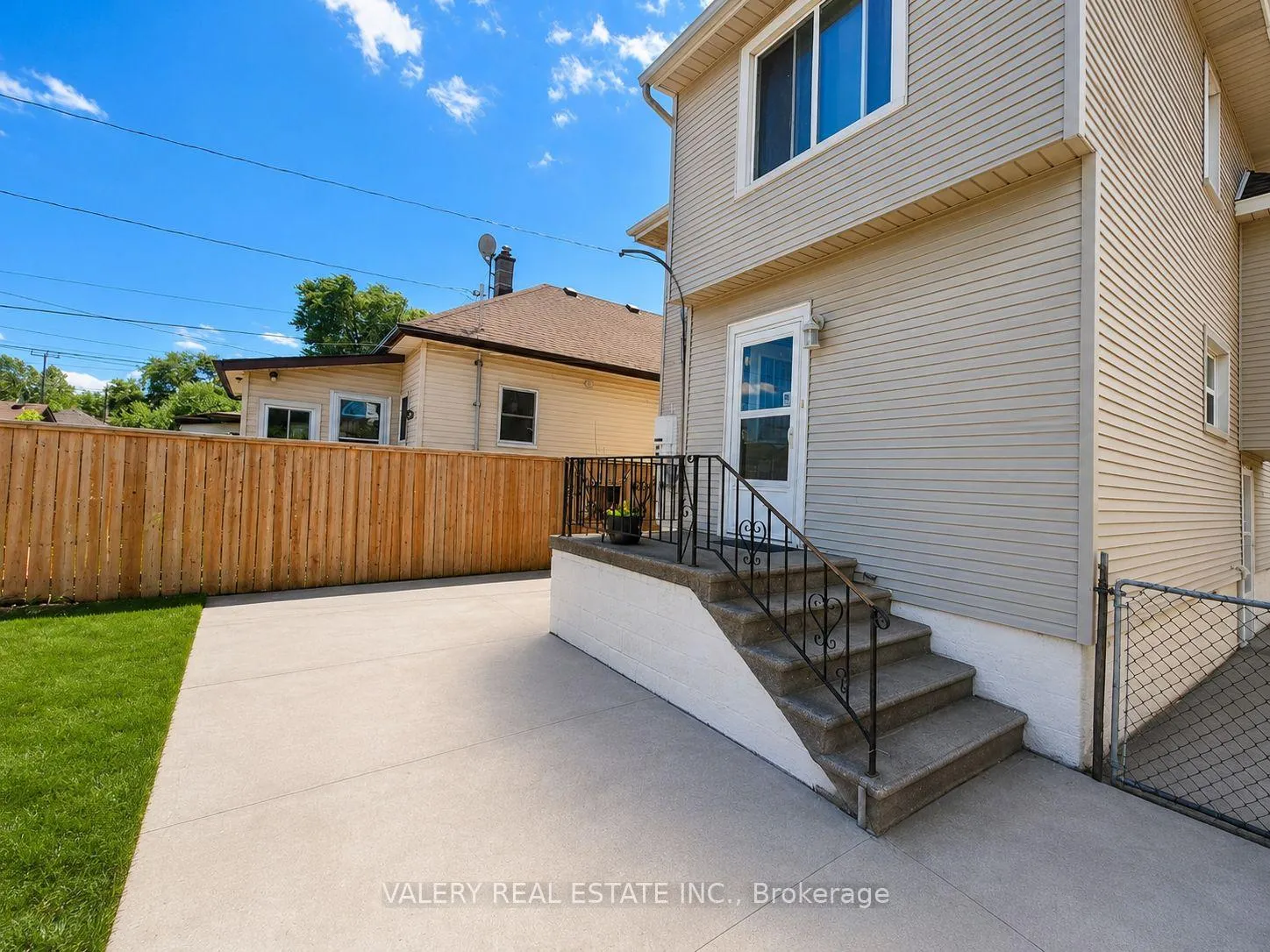 Photo 2 of 1058 Moy Ave, Windsor — HOMEH