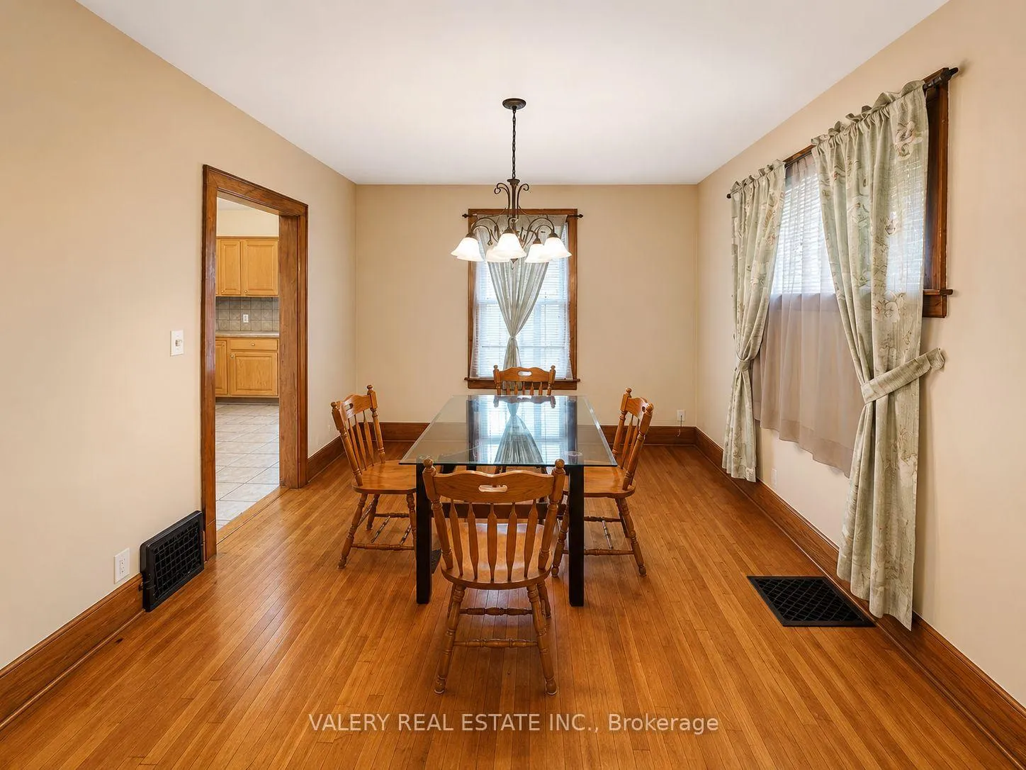 Photo 3 of 1058 Moy Ave, Windsor — HOMEH