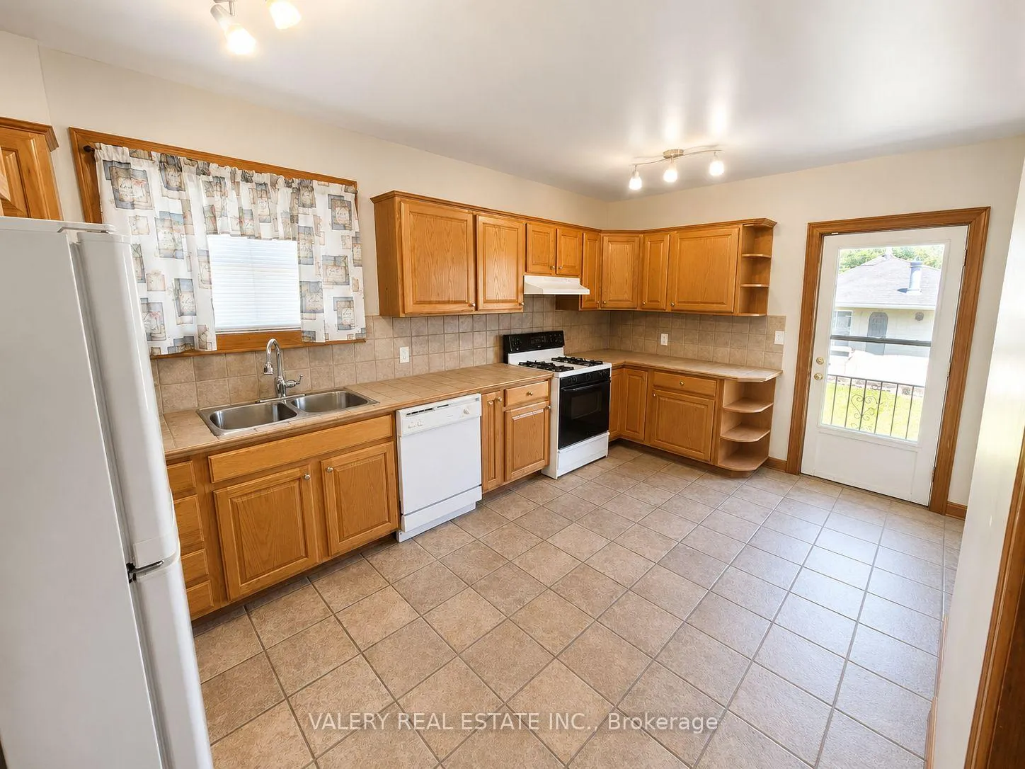 Photo 4 of 1058 Moy Ave, Windsor — HOMEH