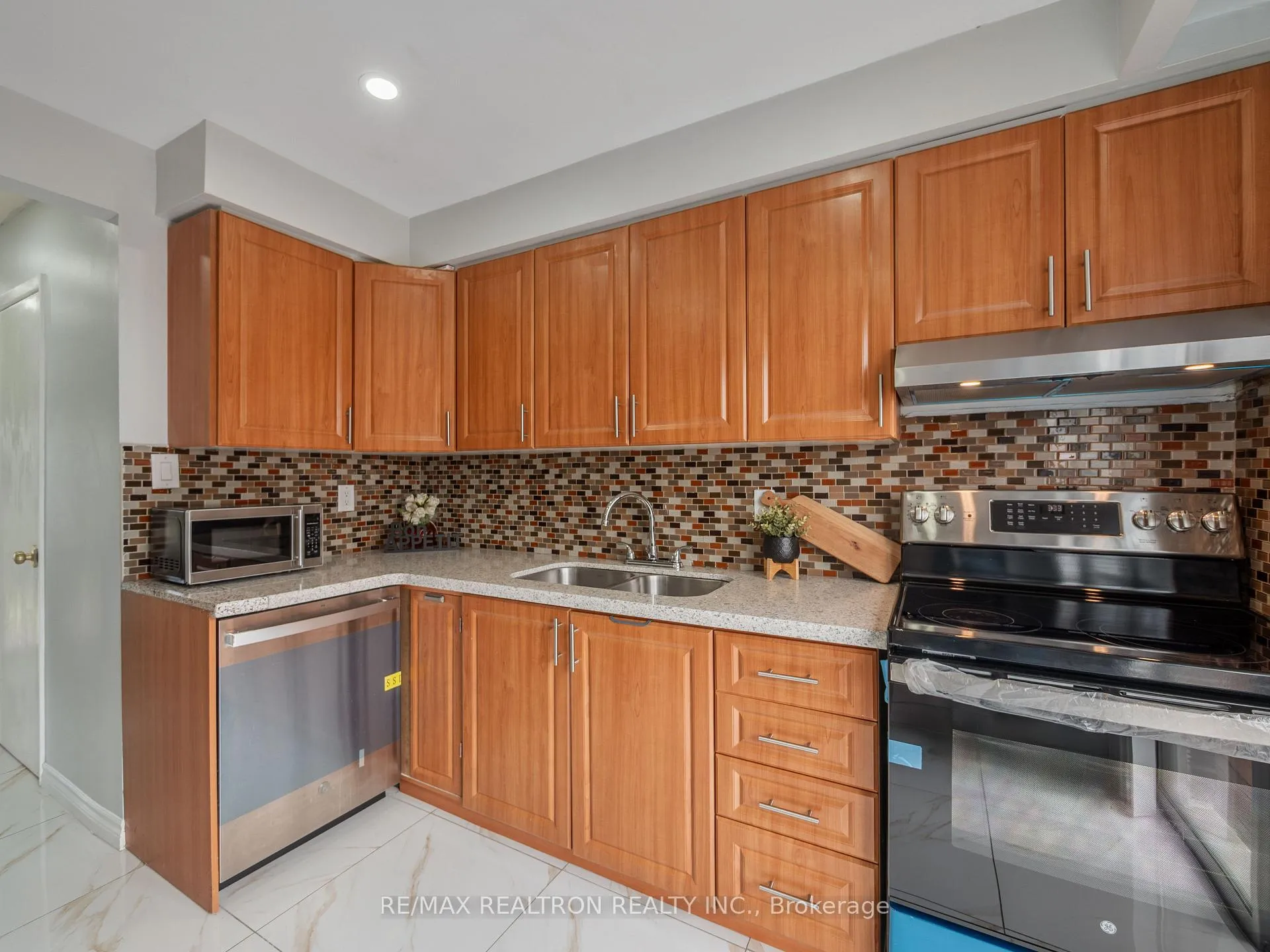 Photo 9 of Unit 37, 7500 Goreway Drive, Mississauga, Malton — HOMEH