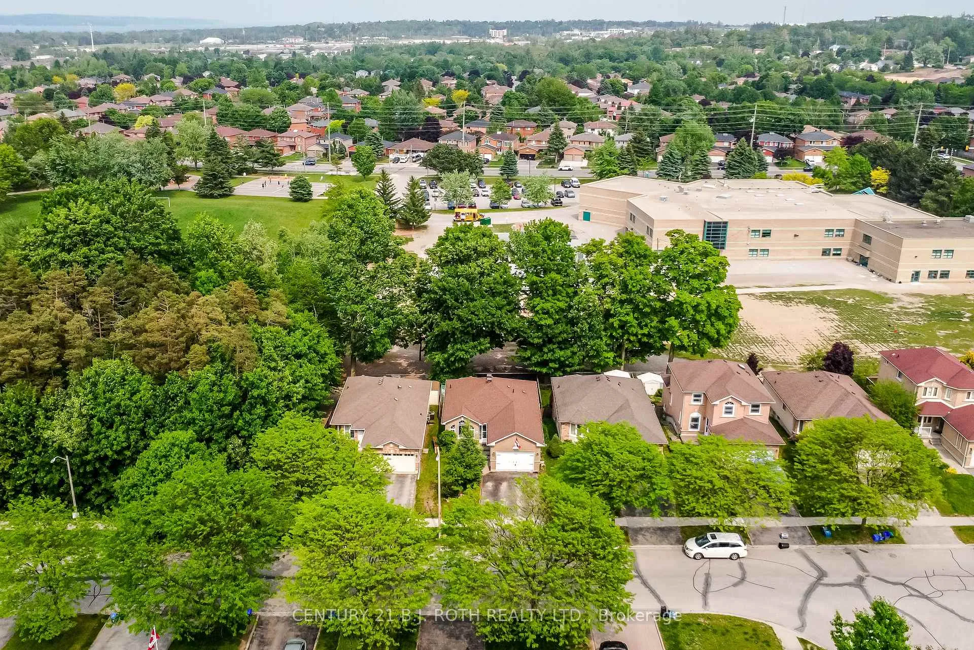 Photo 3 of 37 Nicholson Drive, Barrie, Ardagh — HOMEH