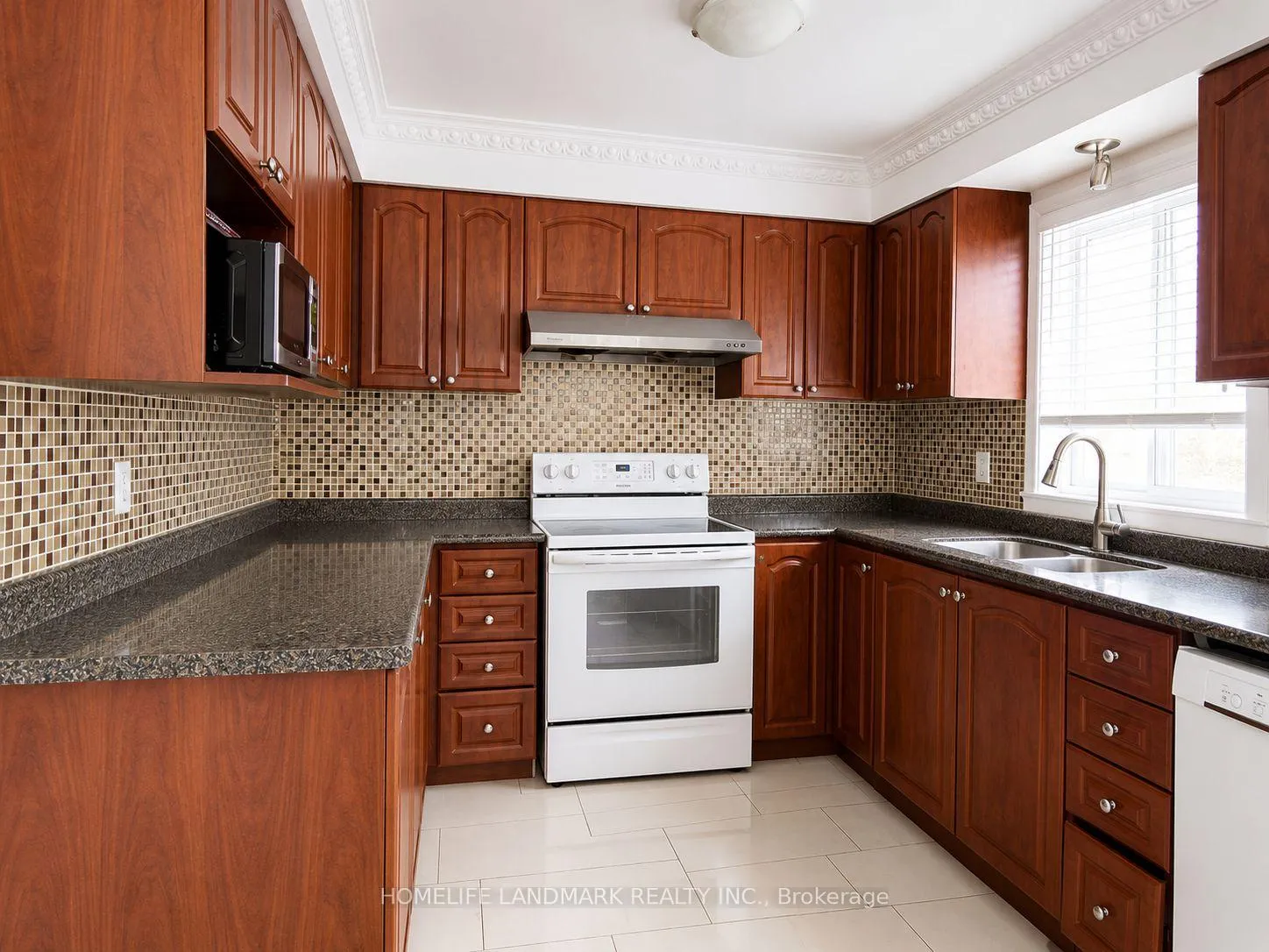 Photo 3 of 102 Chloe Crescent, Markham, Middlefield — HOMEH