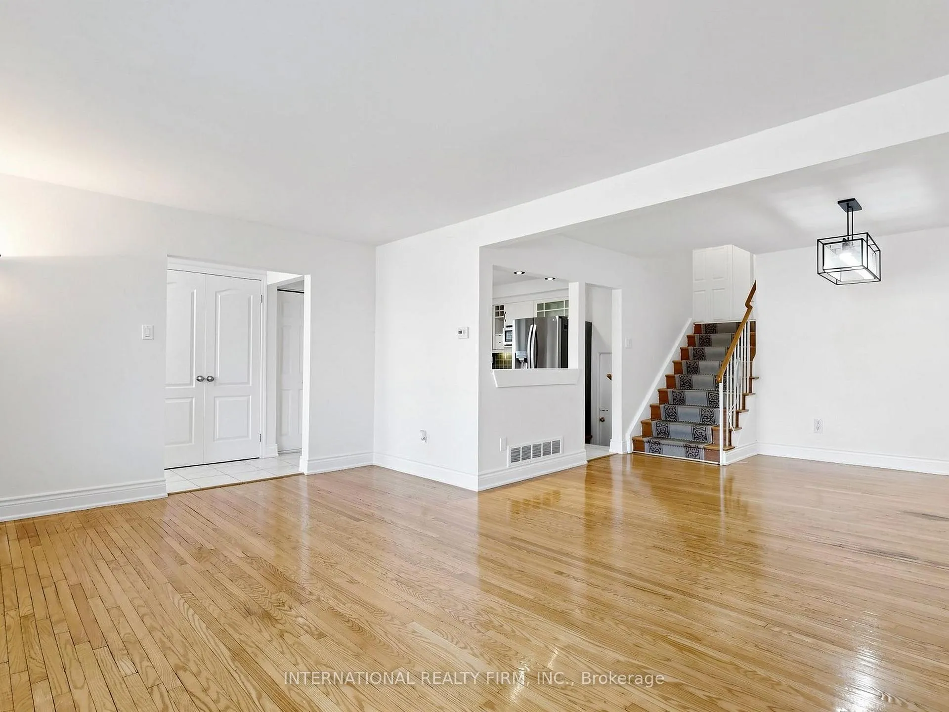 Photo 4 of 33 Danesbury Crescent, Brampton, Southgate — HOMEH