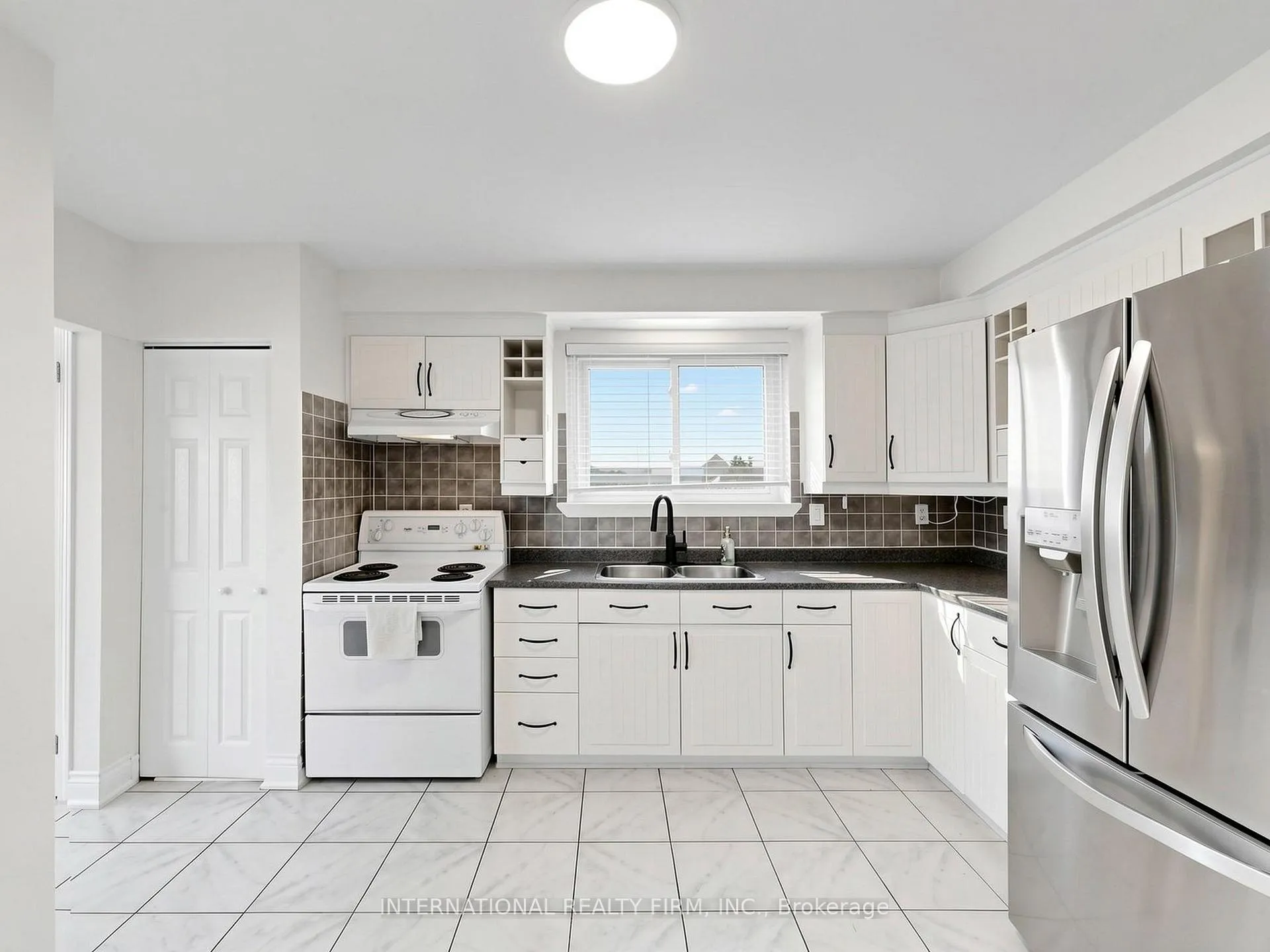 Photo 5 of 33 Danesbury Crescent, Brampton, Southgate — HOMEH
