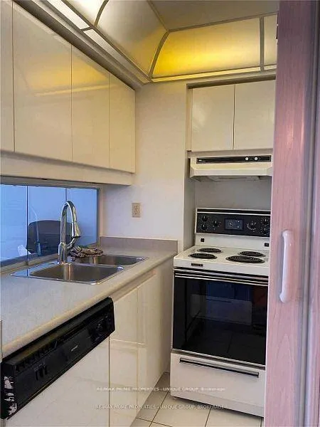 Photo 5 of Unit 512, 736 Bay Street, Toronto, Bay Street Corridor — HOMEH