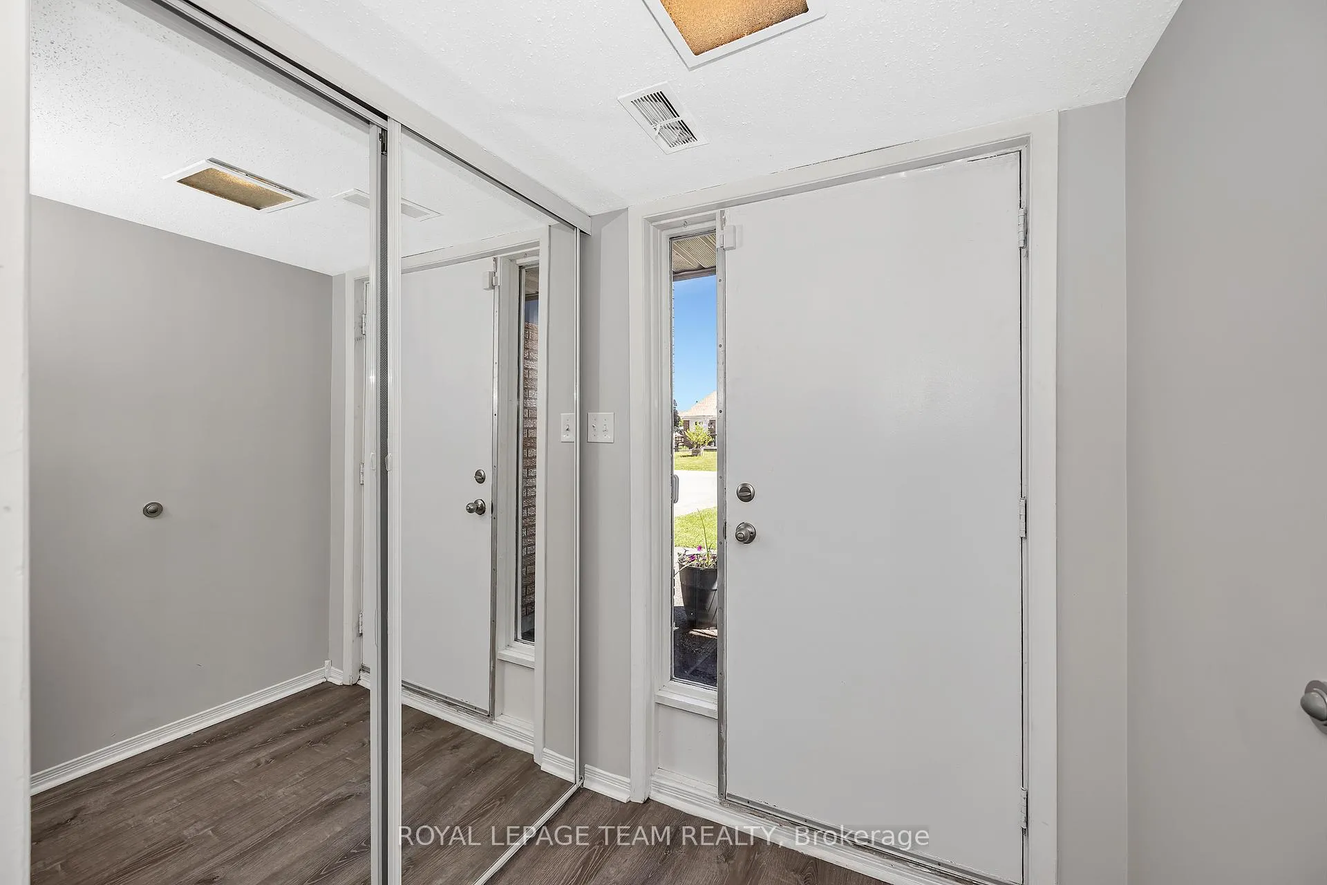 Photo 3 of Unit C, 276 Dalehurst Drive, Ottawa, Tanglewood — HOMEH