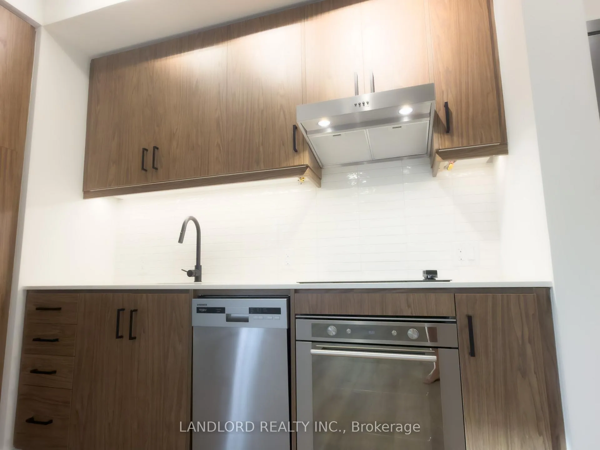 Photo 5 of Unit 501, 9 Tecumseth Street, Toronto, Niagara — HOMEH