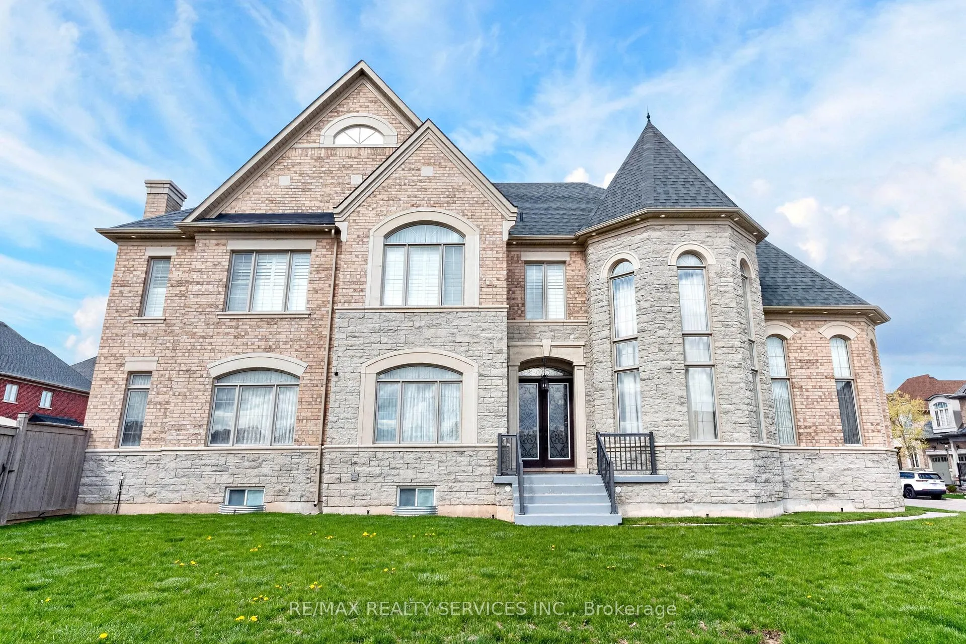 Photo 2 of 28 Pendergast Court, Brampton, Toronto Gore Rural Estate — HOMEH