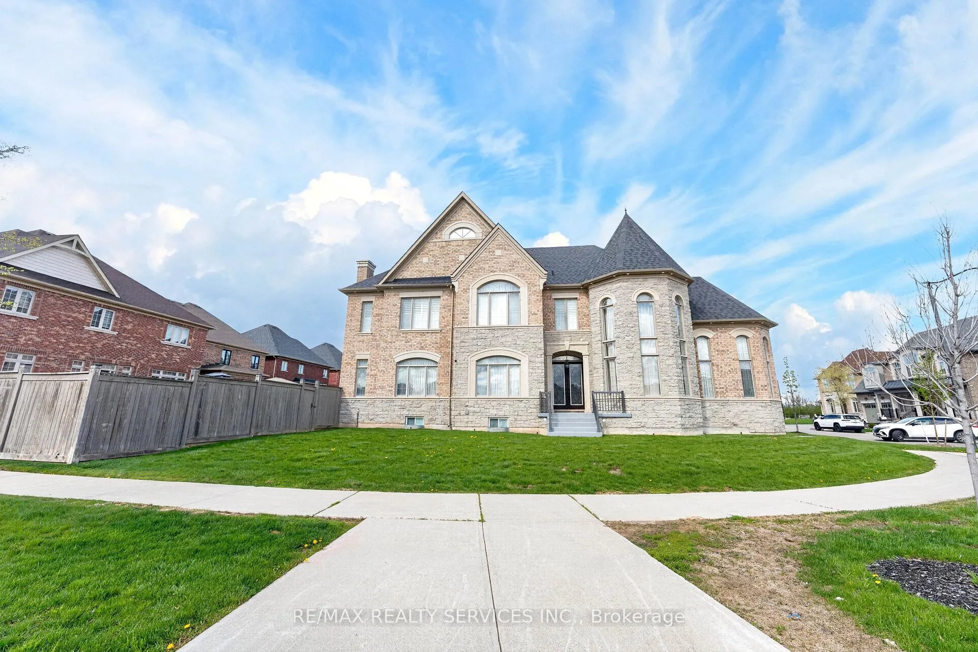 Photo 3 of 28 Pendergast Court, Brampton, Toronto Gore Rural Estate — HOMEH