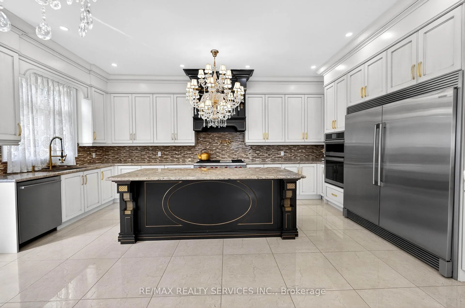 Photo 10 of 28 Pendergast Court, Brampton, Toronto Gore Rural Estate — HOMEH