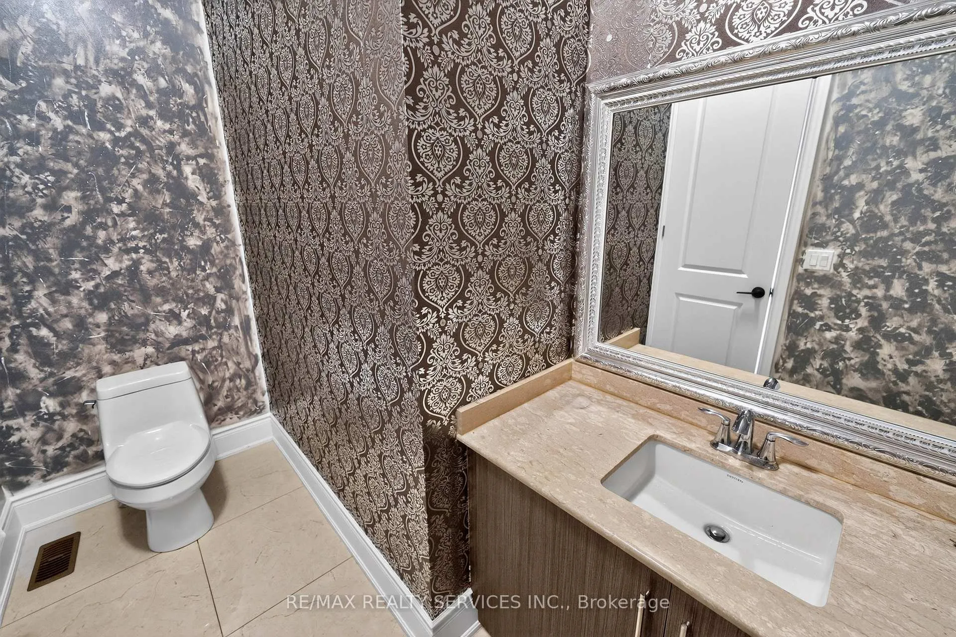 Photo 17 of 28 Pendergast Court, Brampton, Toronto Gore Rural Estate — HOMEH