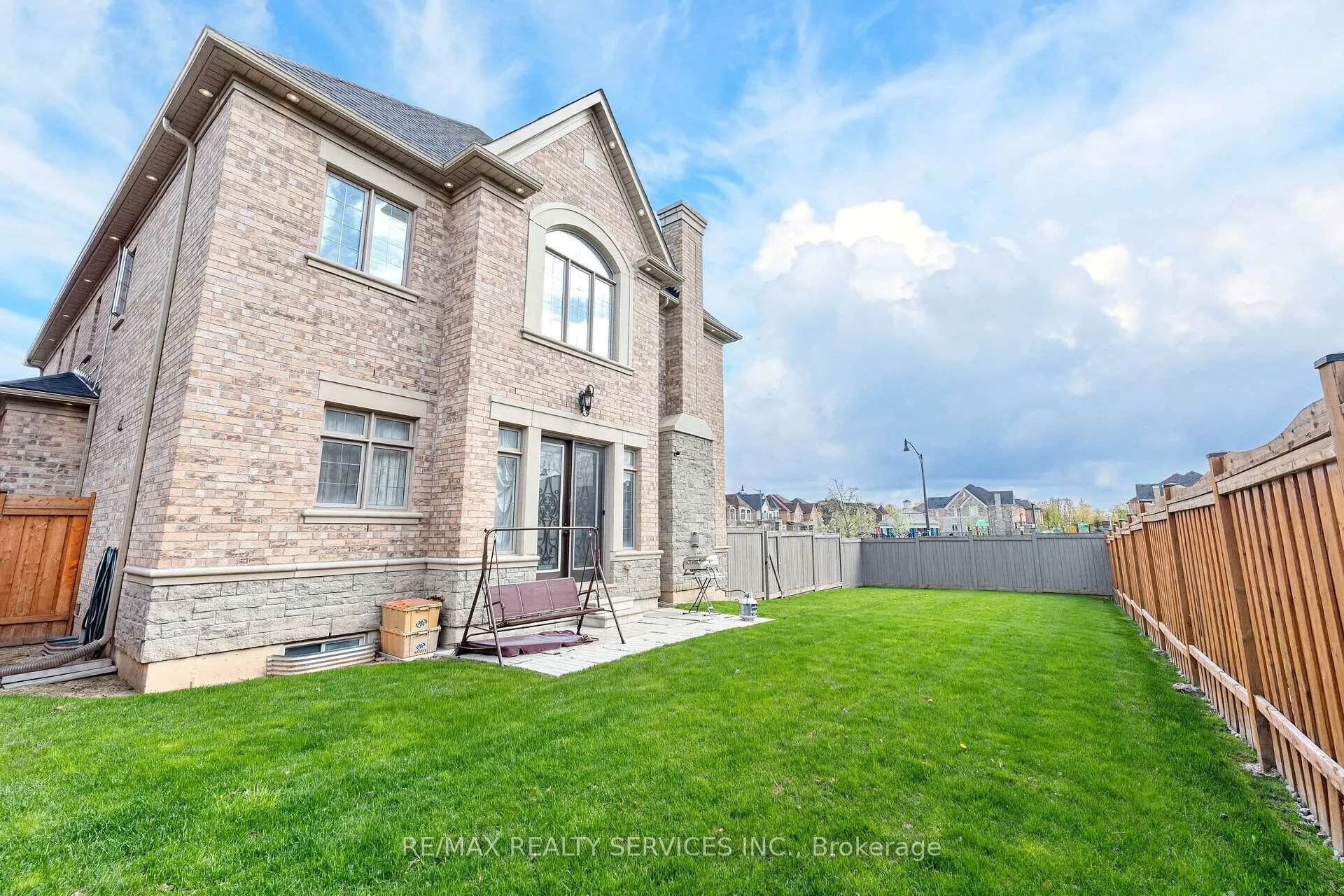Photo 50 of 28 Pendergast Court, Brampton, Toronto Gore Rural Estate — HOMEH