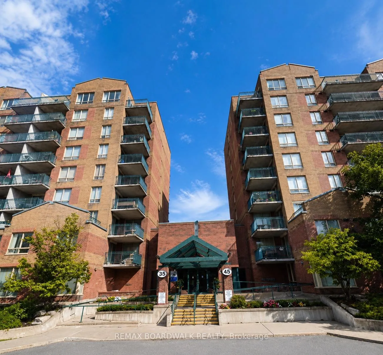 Front of Unit 907, 35 Holland Avenue