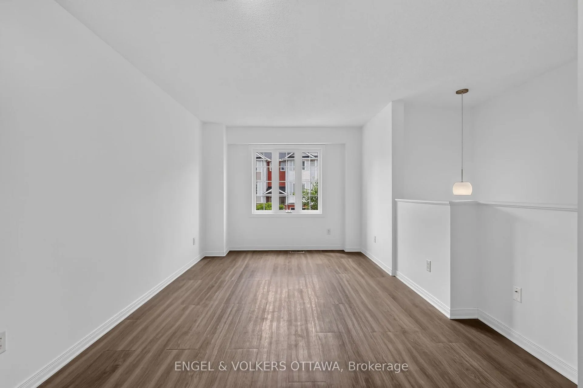 Photo 2 of 104 Manhattan Crescent, Ottawa, Central Park — HOMEH