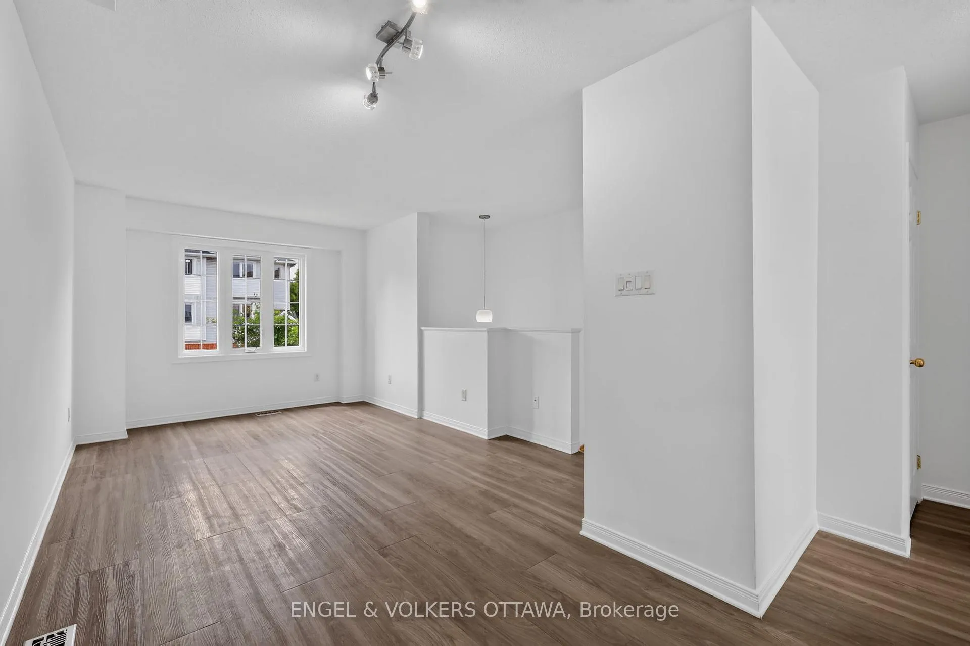 Photo 3 of 104 Manhattan Crescent, Ottawa, Central Park — HOMEH