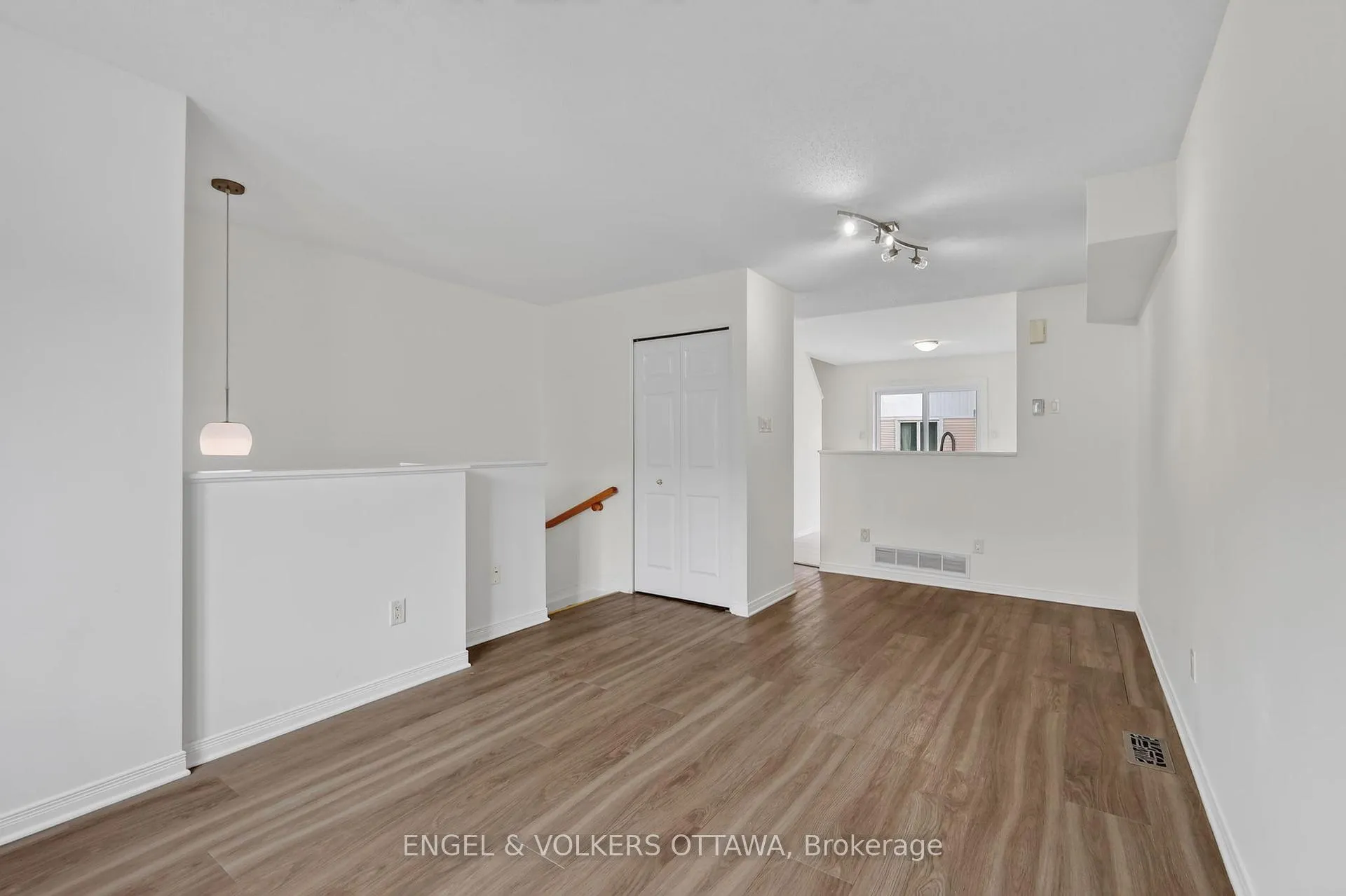 Photo 4 of 104 Manhattan Crescent, Ottawa, Central Park — HOMEH