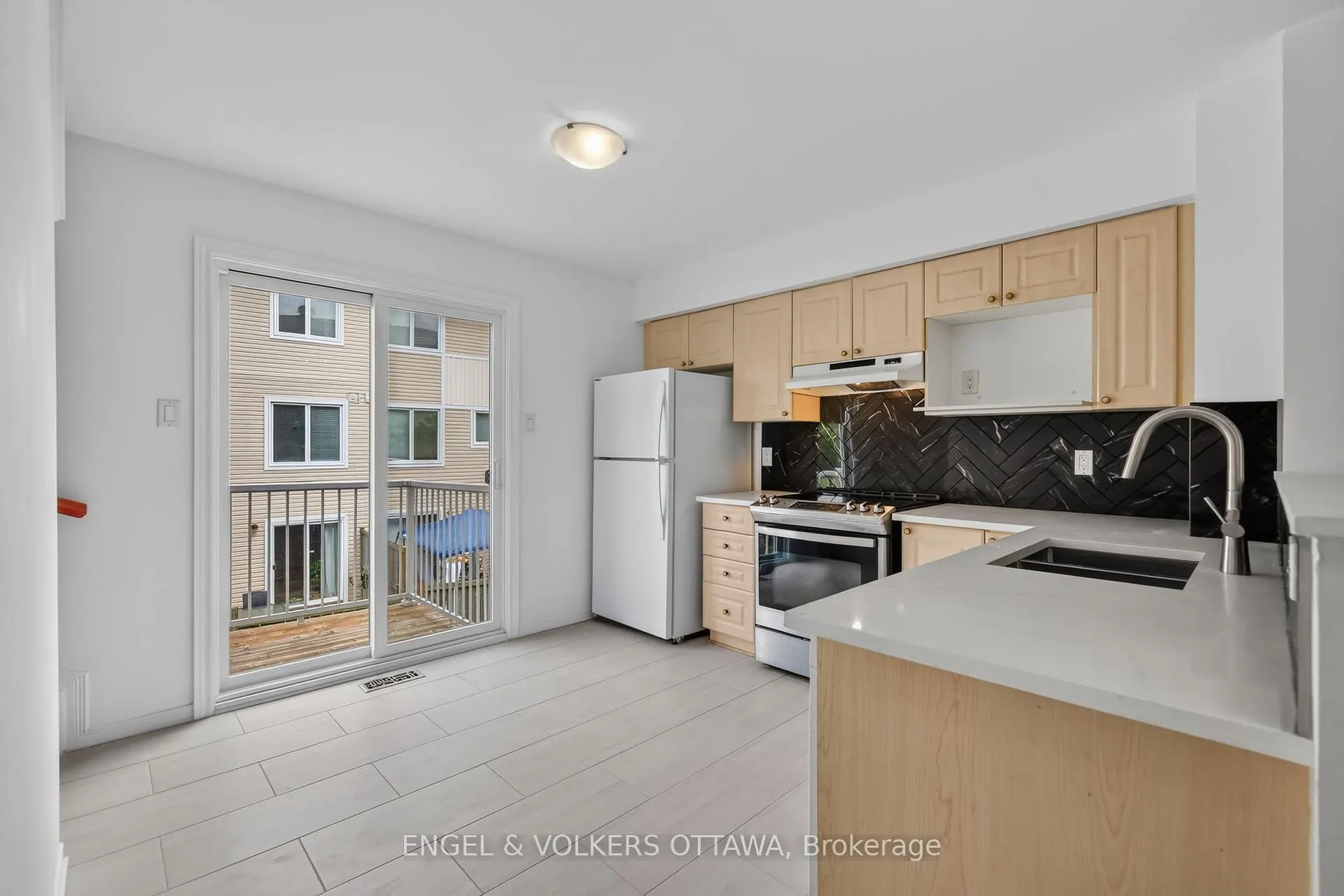 Photo 5 of 104 Manhattan Crescent, Ottawa, Central Park — HOMEH