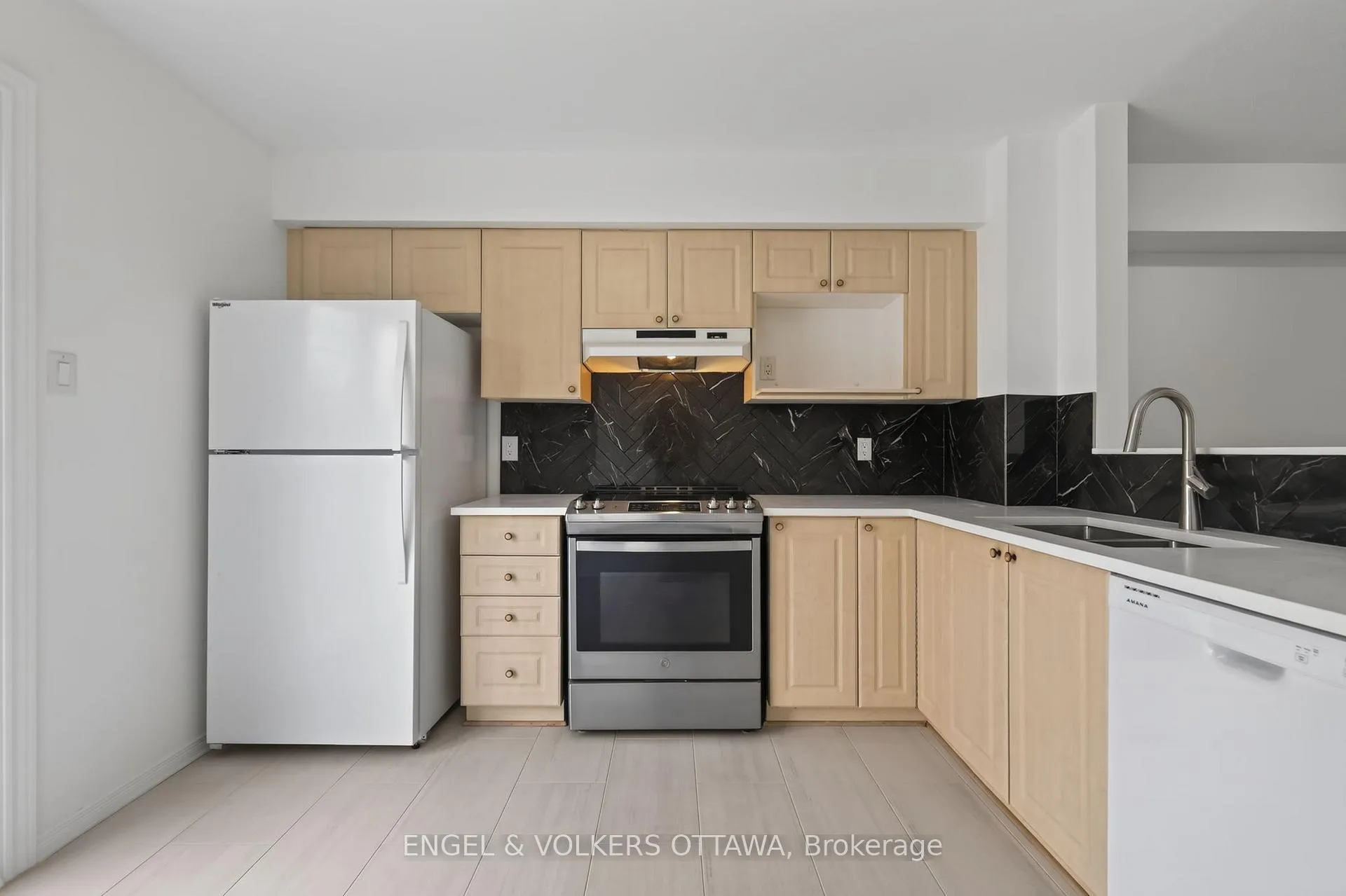 Photo 6 of 104 Manhattan Crescent, Ottawa, Central Park — HOMEH