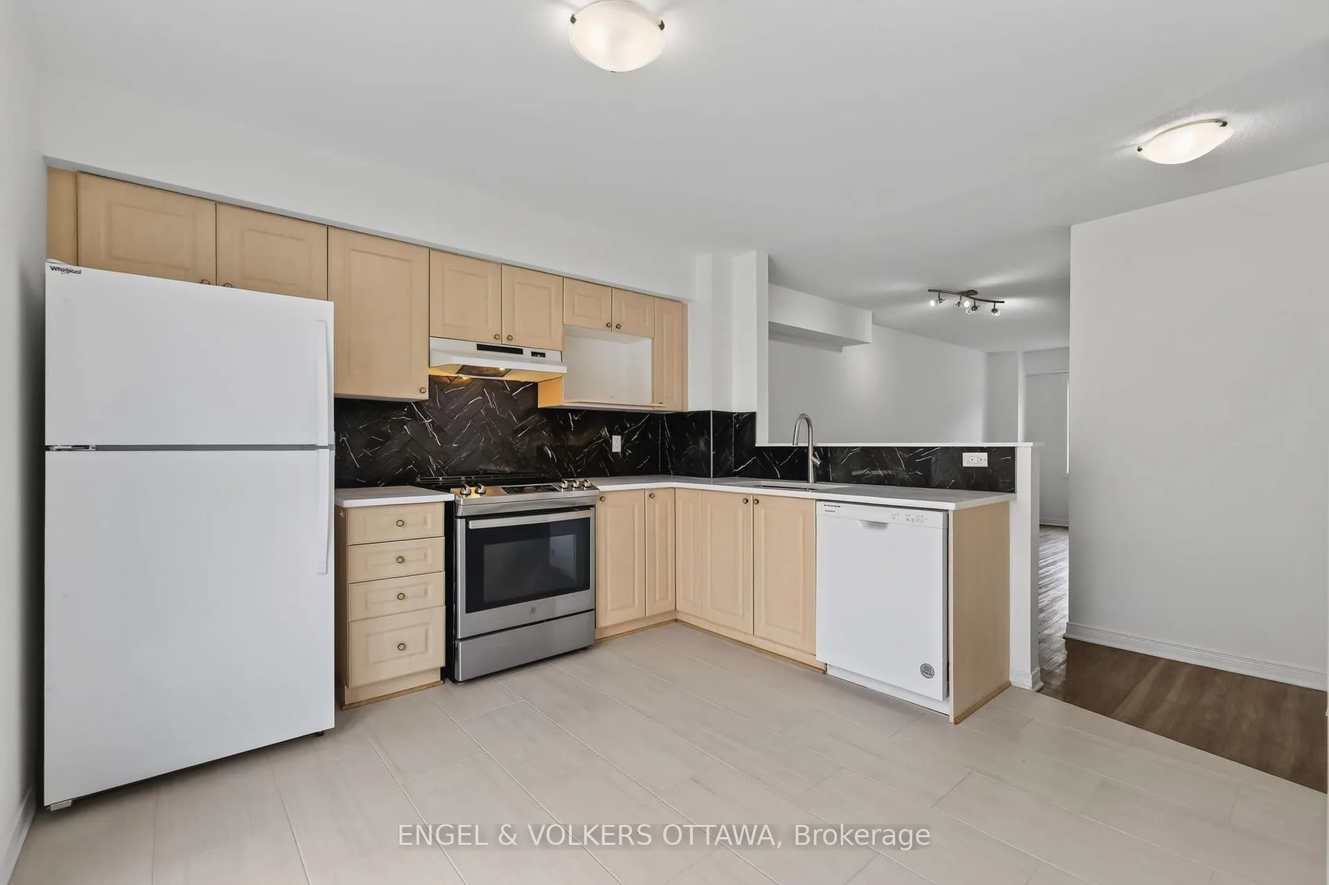 Photo 7 of 104 Manhattan Crescent, Ottawa, Central Park — HOMEH
