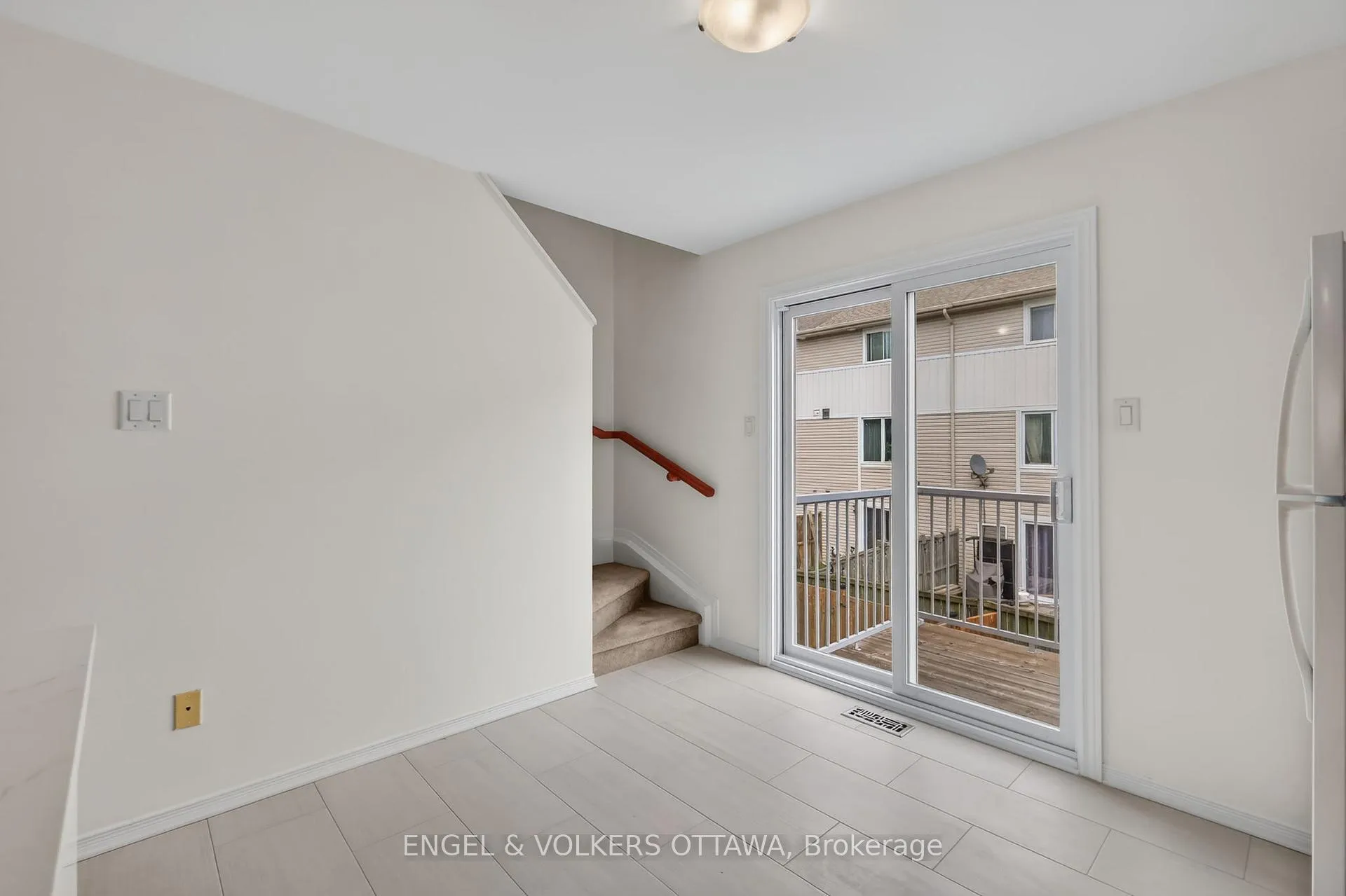 Photo 8 of 104 Manhattan Crescent, Ottawa, Central Park — HOMEH