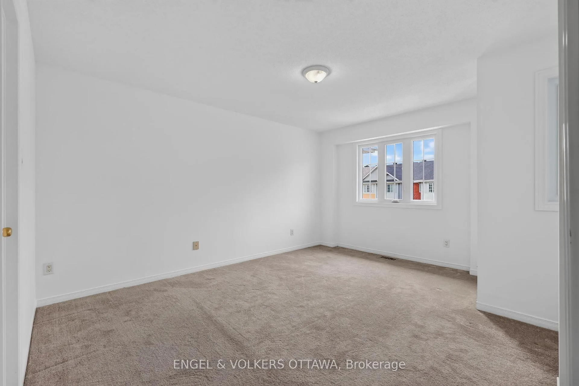 Photo 10 of 104 Manhattan Crescent, Ottawa, Central Park — HOMEH